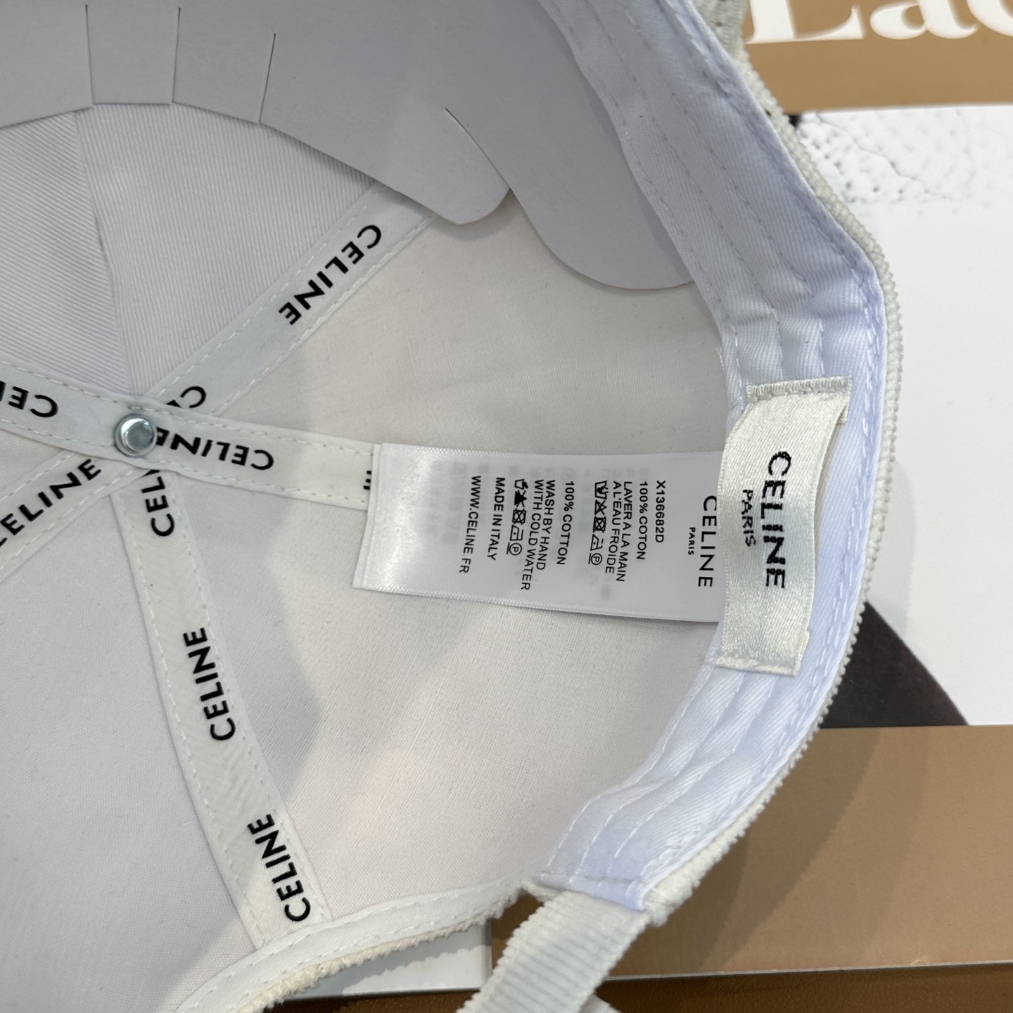 CELIN*·赛琳秋冬 限定凯旋门绣花灯芯绒棒球帽🧢定制的灯芯绒保暖又有氛围感，帽型完全按照定做，大小及