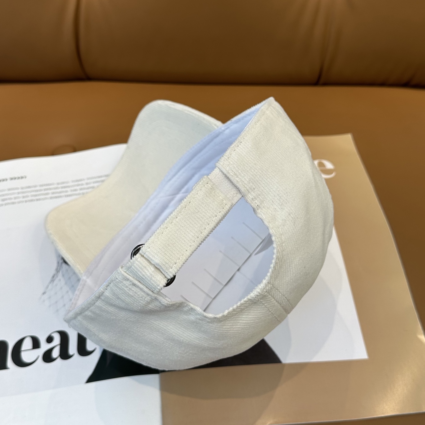 CELIN*·赛琳秋冬 限定凯旋门绣花灯芯绒棒球帽🧢定制的灯芯绒保暖又有氛围感，帽型完全按照定做，大小及