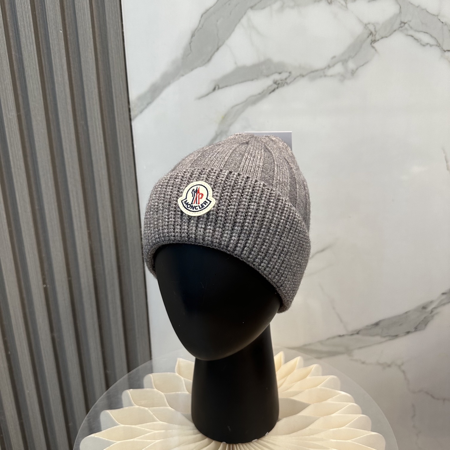 NO:643698,High version of the classic knitted hat from Moncler's official website, a reproduction of the original. Very soft and skin-friendly, very elastic and textured, and a very versatile style ~ Warm cashmere woolen hat, one size fits all and elastic ~ Unisex, can be worn by any head size. The quality is very good and I sincerely recommend hats, fisherman hats, baseball caps, knitted hats, hats, Moncler, Moncler, espadrilles, hats19860909高版本蒙口Moncler盟可睐官网经典针织帽,原单复刻.非常柔软亲肤,弹性很好有质感又非常百搭的款式~保暖的 羊绒毛线帽,均码有弹性~男女通用,任何头围都可以佩戴.质量超好真心推荐帽子渔夫帽棒球帽针织帽,帽子,Moncler,Moncler,espadrilles,hats,hat