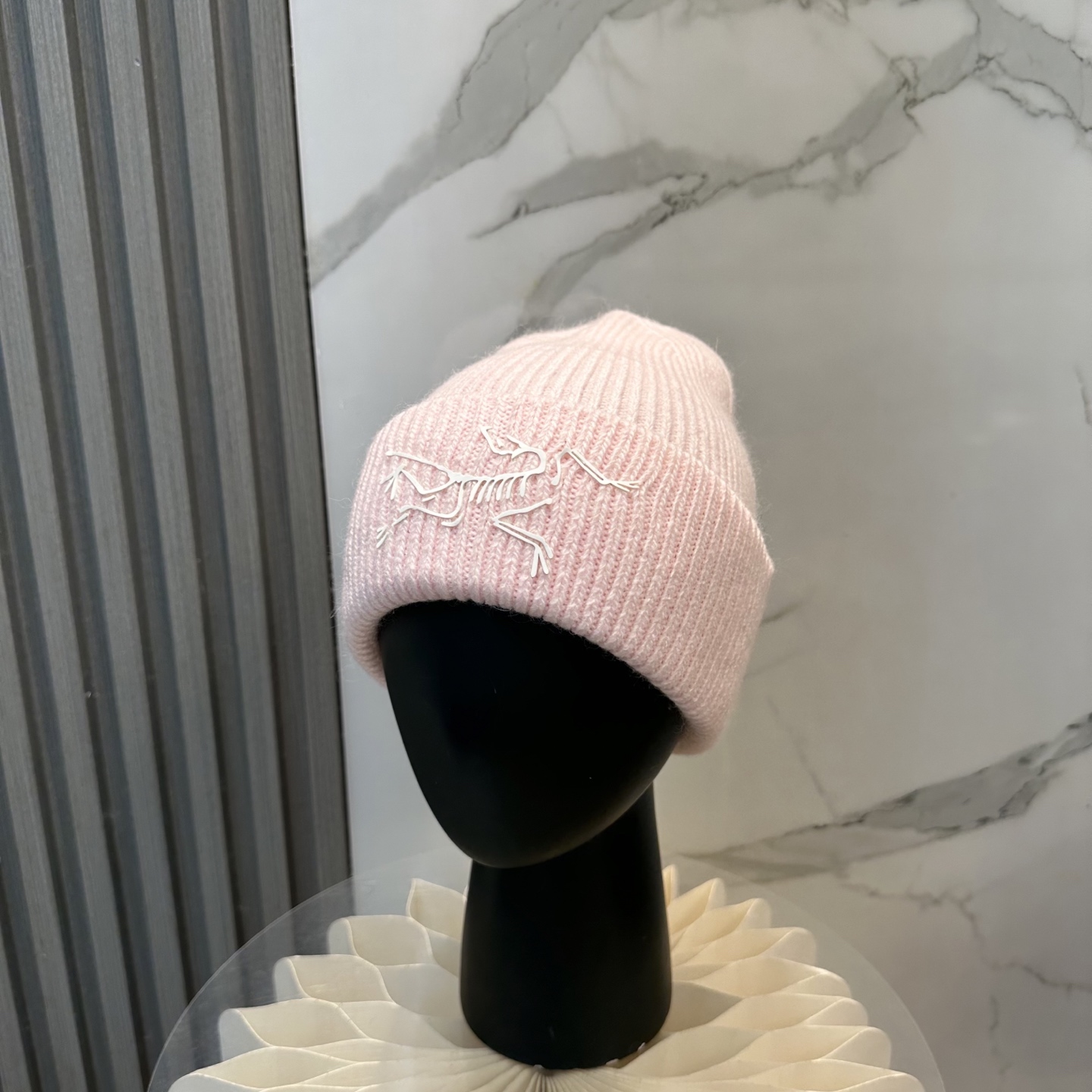 NO:604718,Arc'teryx high-quality knitted hat, the latest couple-style knitted woolen hat for autumn and winter!  Super warm and cold resistant!  It's super good-looking and versatile, and can be worn by both men and women. The knitting quality is very good, and the workmanship is also very good. The hat is very elastic, and it fits no matter who wears it. The shape of the hat is also very good-looking. The top of the head is not pointed, but has a dome design, which is more versatile for daily wear. The brand LOGO on the front is super comfortable to wear. Hats, fisherman hats, baseball caps, knitted hats, hats arc'teryx, espadrilles, hats19860909始祖鸟高品质针织帽 秋冬最新款情侣款针织毛线帽！超级保暖抗寒！超好看百搭,男女都可以戴,针织品质非常棒,做工也是非常好,帽子弹力很大,不管谁戴都合适,帽型也非常好看,头顶不是尖尖的,是圆顶的设计,更加日常百搭.前面的品牌LOGO,戴起来超舒服的.帽子渔夫帽棒球帽针织帽,帽子arc'teryx,espadrilles,hats,hat