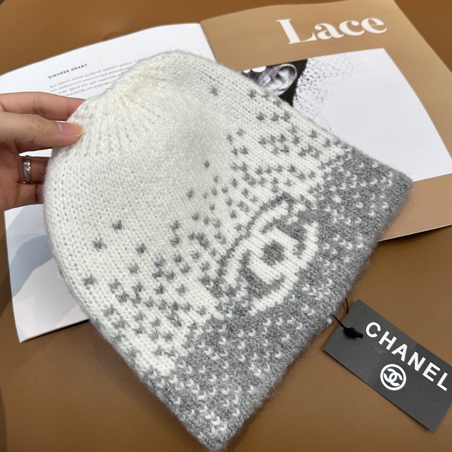 Cha官网品质香奈儿秋冬网红时尚博主推荐款针织帽，藏着不动声色的高级感，每一处线条都透着利落大方，简约而