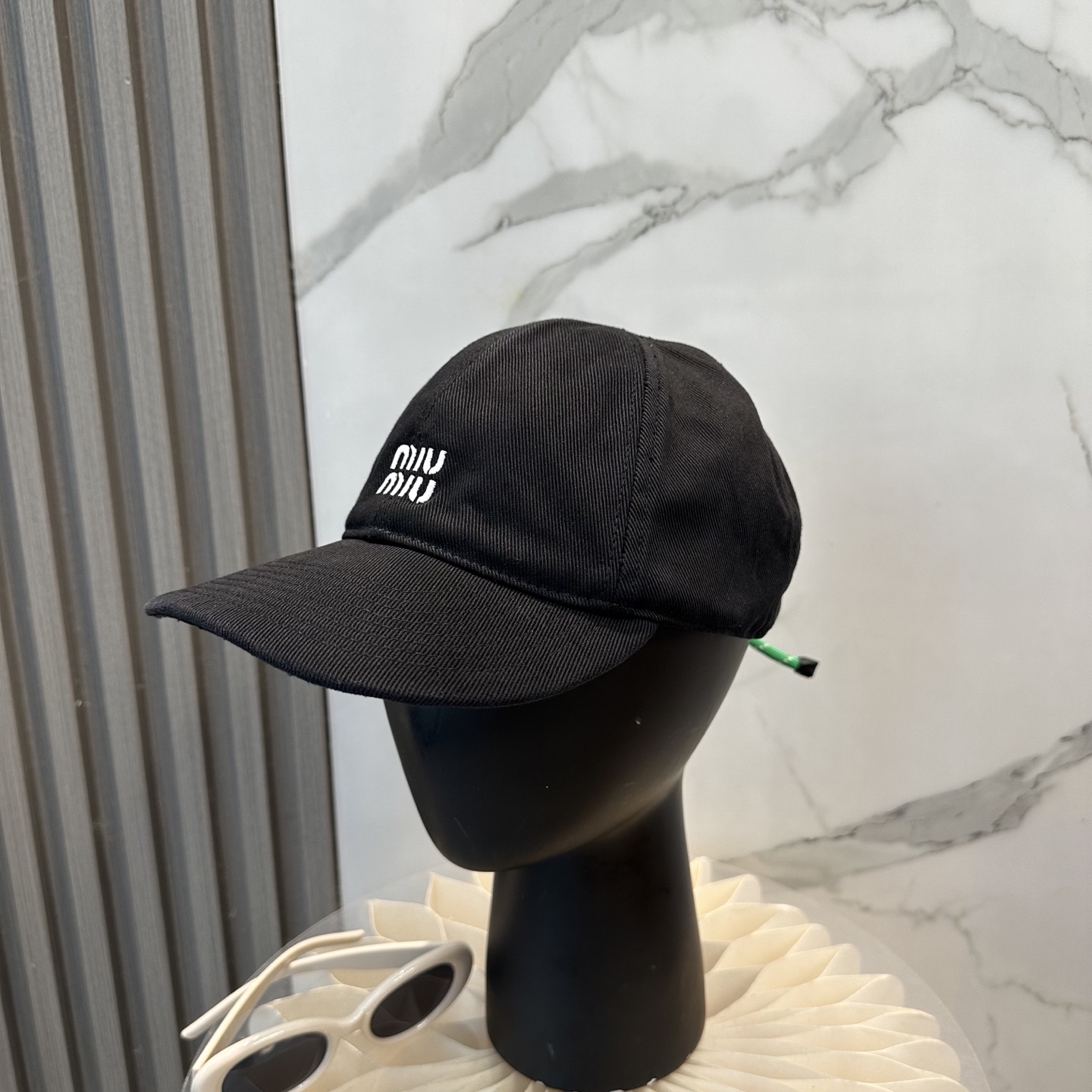 NO:617667,MiuMiu Hat Collection｜High version of Dopamine 'Colorful Drawstring' The classic letter mark is low-key and recognizable, and the most amazing thing is the colorful drawstring design!  Red, green, yellow...each one is like a 'happy switch' for the hat. Wearing it instantly breaks the boring feeling of the outfit, with a bit of playfulness in casual style, and can be seamlessly connected with sports style and sweet girl style ~ hats, fisherman hats, baseball caps, knitted hats, hats, miumiu, espadrilles, hats19860909MiuMiu缪缪帽子合集｜高版本多巴胺“彩色抽绳” 经典的字母标低调又有辨识度,最绝的是彩色抽绳设计！红的、绿的、黄的…每根都像给帽子装了“快乐开关”,戴上瞬间打破穿搭沉闷感,休闲中带点俏皮,运动风、甜妹风都能无缝衔接～帽子渔夫帽棒球帽针织帽,帽子,miumiu,espadrilles,hats,hat