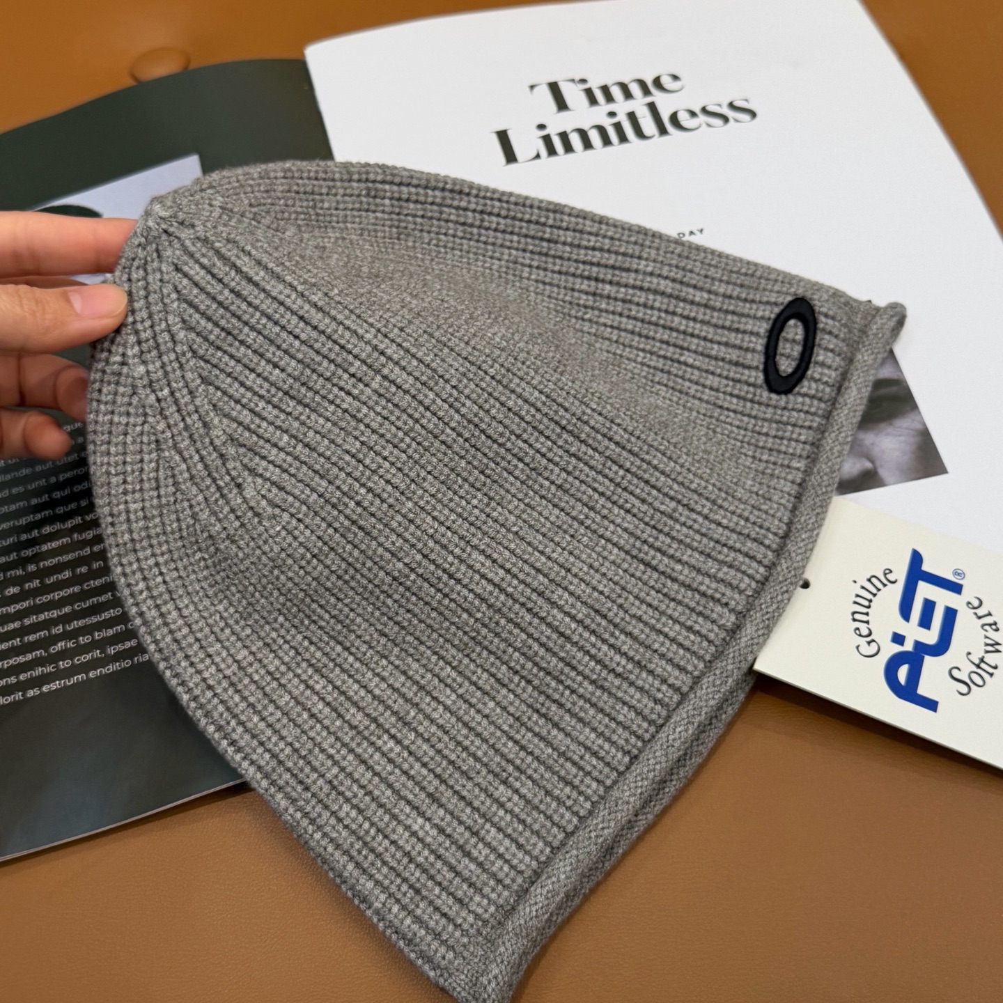 oakIey 欧克利秋冬新款针织帽🧶秋冬必备帽子之一~真的 谁戴谁好看~，超Nice的冬日小配件