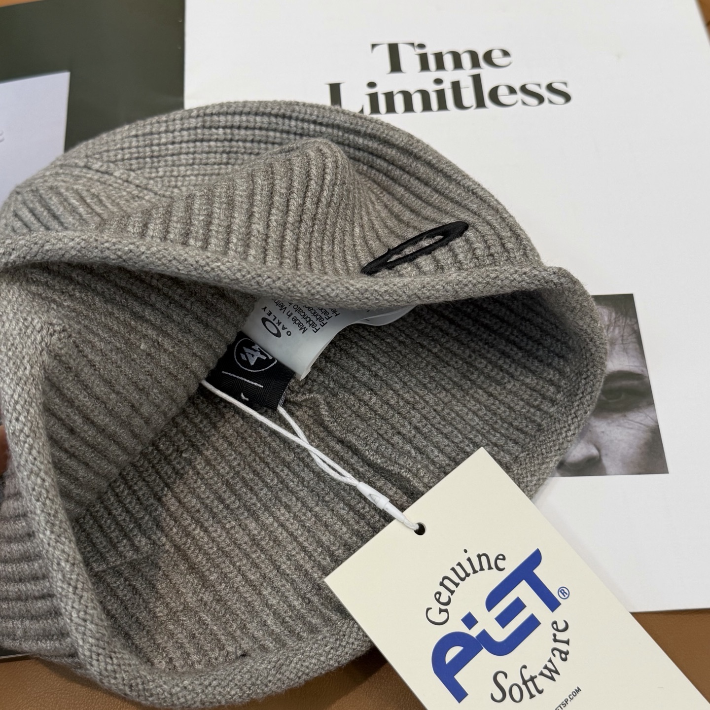 oakIey 欧克利秋冬新款针织帽🧶秋冬必备帽子之一~真的 谁戴谁好看~，超Nice的冬日小配件