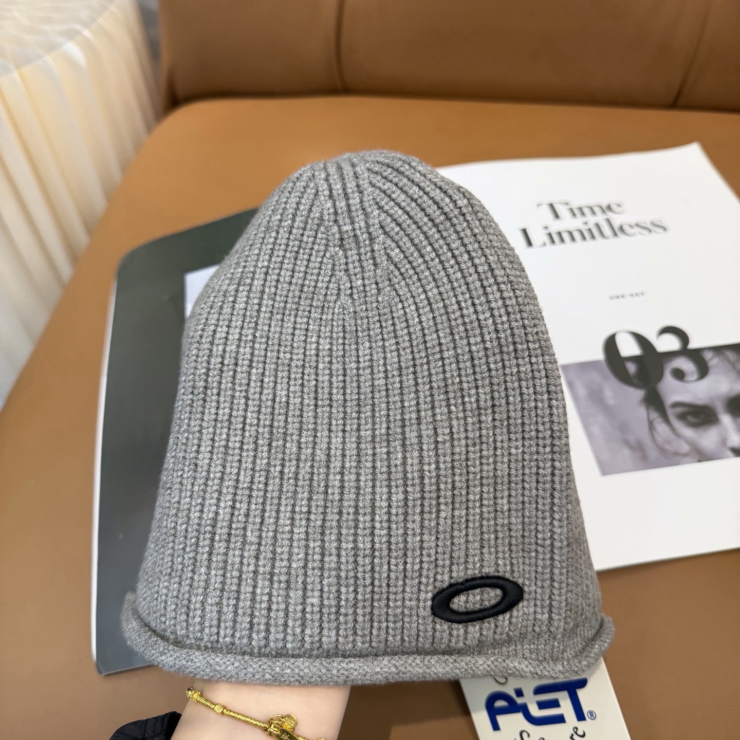 oakIey 欧克利秋冬新款针织帽🧶秋冬必备帽子之一~真的 谁戴谁好看~，超Nice的冬日小配件