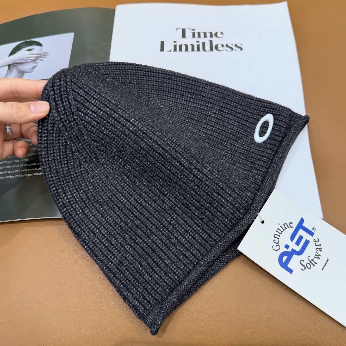 oakIey 欧克利秋冬新款针织帽🧶秋冬必备帽子之一~真的 谁戴谁好看~，超Nice的冬日小配件