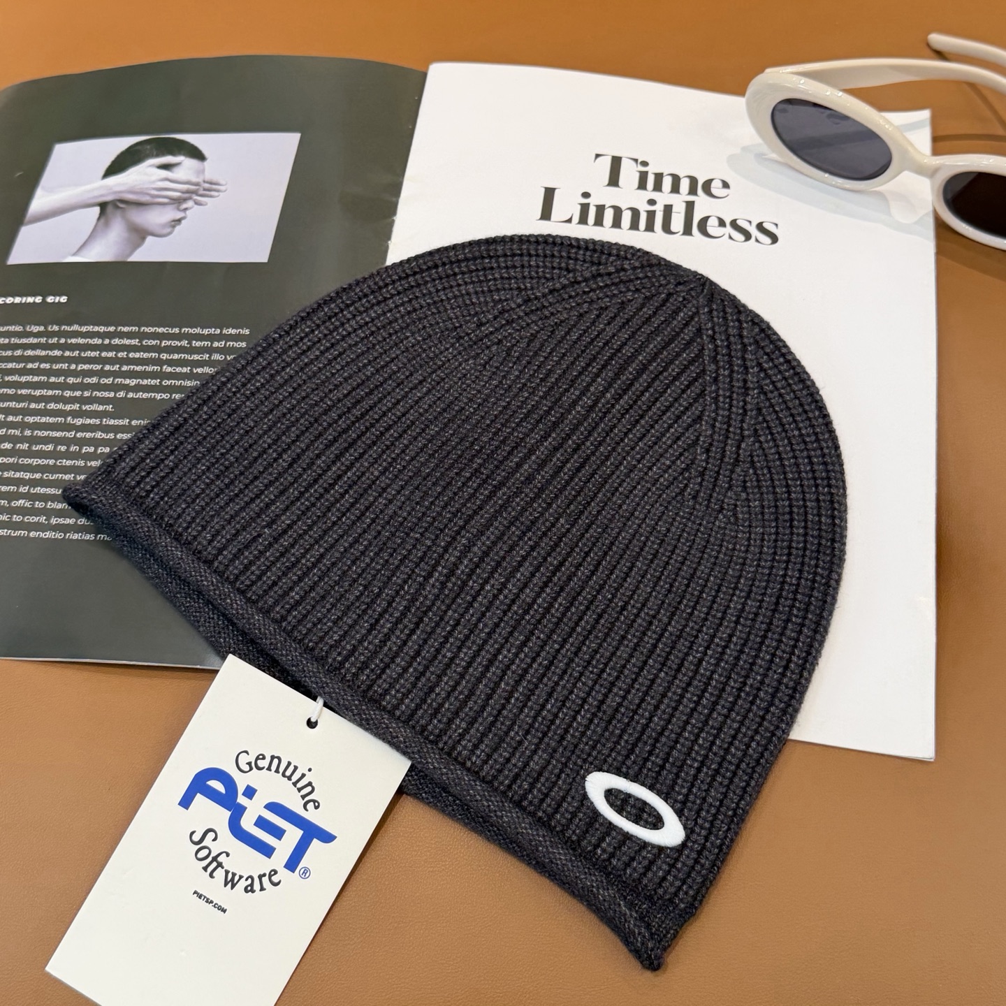 oakIey 欧克利秋冬新款针织帽🧶秋冬必备帽子之一~真的 谁戴谁好看~，超Nice的冬日小配件