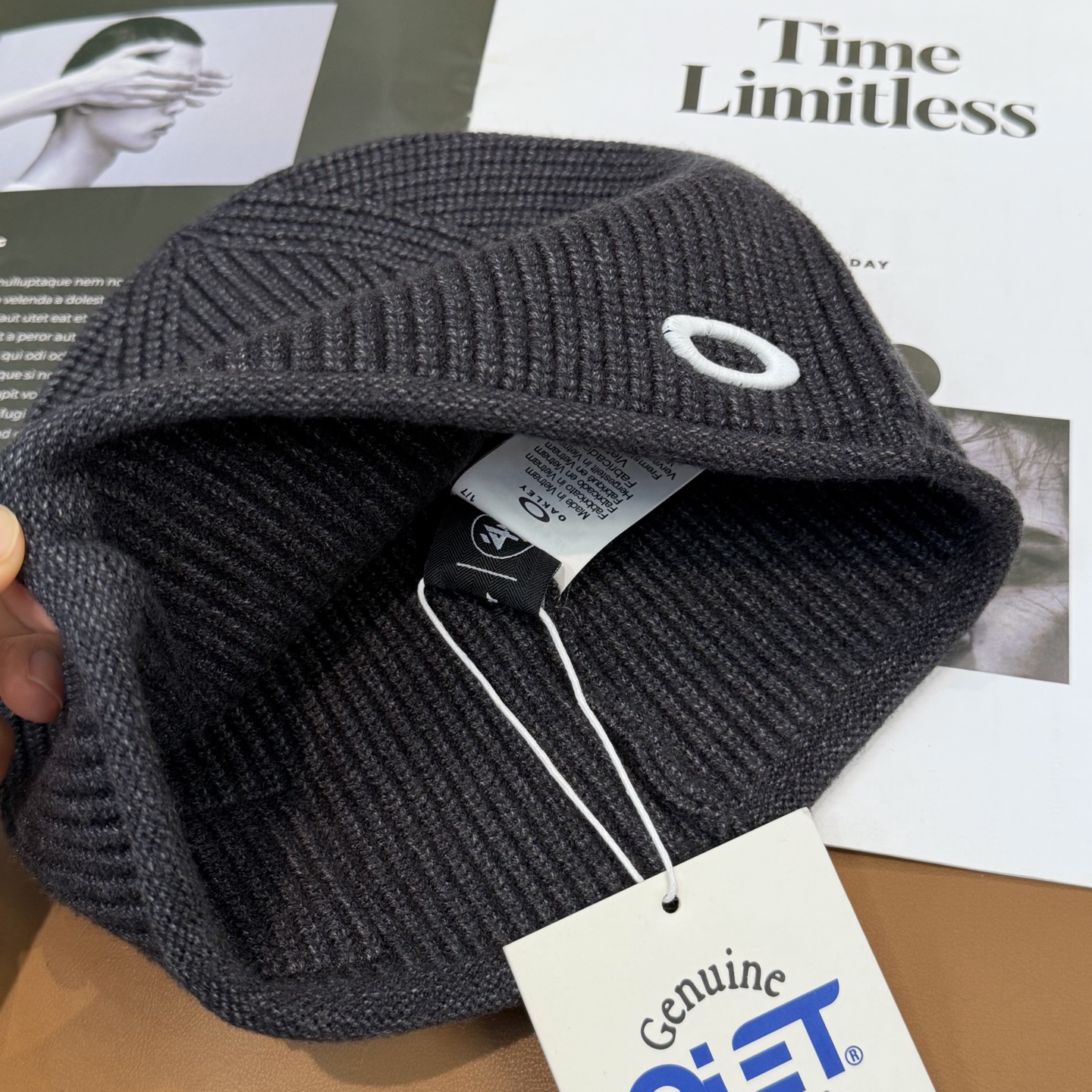 oakIey 欧克利秋冬新款针织帽🧶秋冬必备帽子之一~真的 谁戴谁好看~，超Nice的冬日小配件