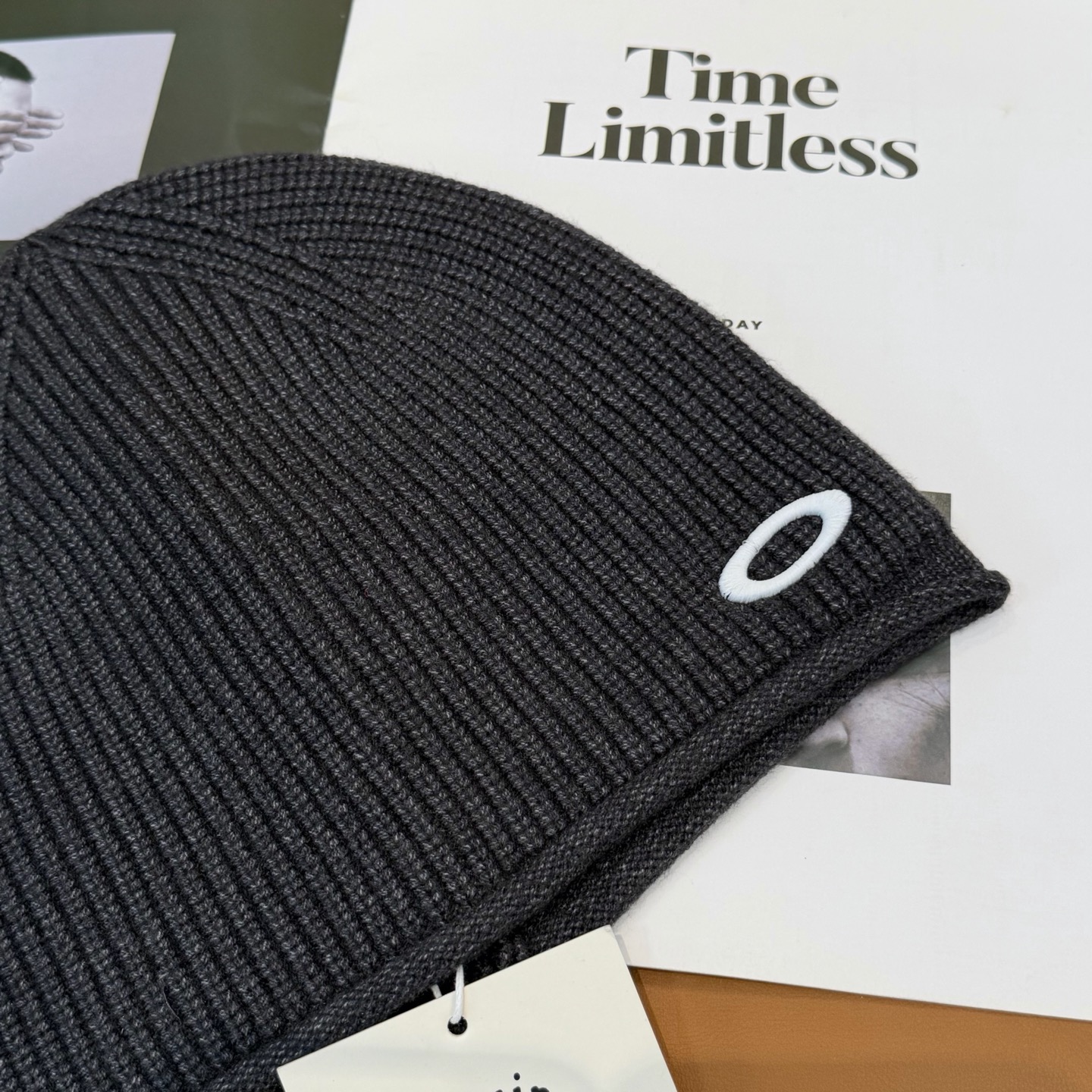 oakIey 欧克利秋冬新款针织帽🧶秋冬必备帽子之一~真的 谁戴谁好看~，超Nice的冬日小配件