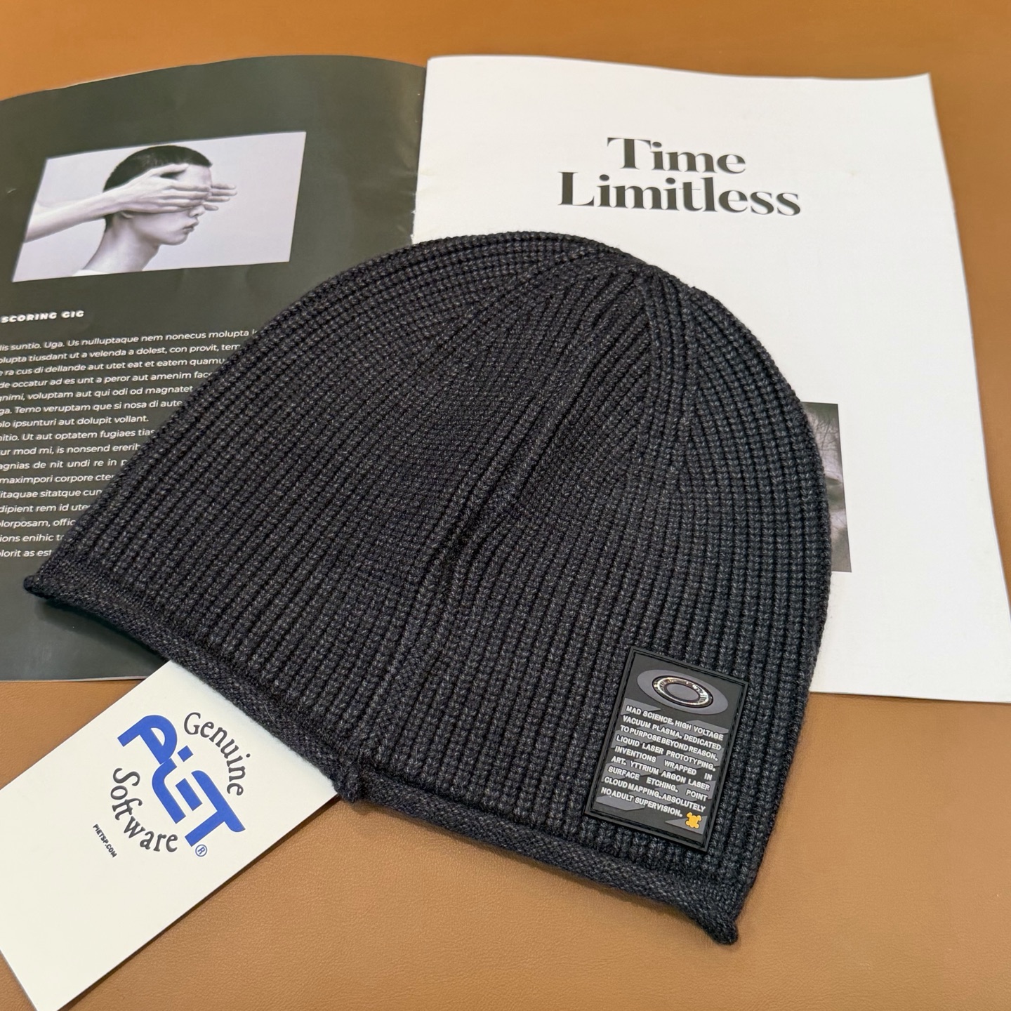 oakIey 欧克利秋冬新款针织帽🧶秋冬必备帽子之一~真的 谁戴谁好看~，超Nice的冬日小配件