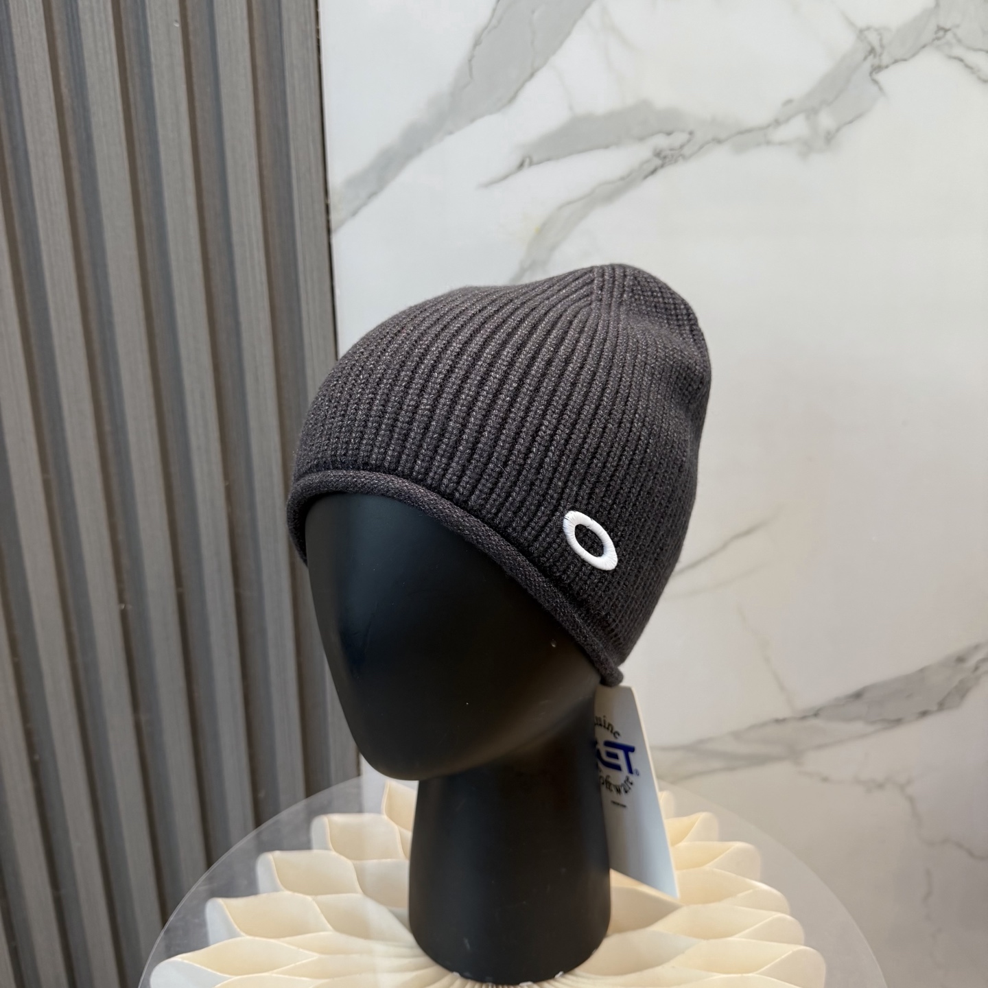oakIey 欧克利秋冬新款针织帽🧶秋冬必备帽子之一~真的 谁戴谁好看~，超Nice的冬日小配件