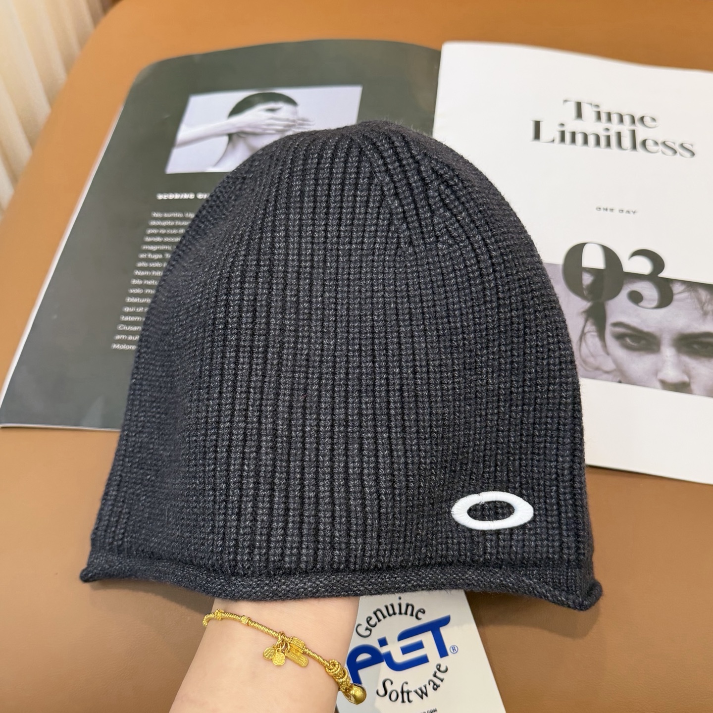 oakIey 欧克利秋冬新款针织帽🧶秋冬必备帽子之一~真的 谁戴谁好看~，超Nice的冬日小配件