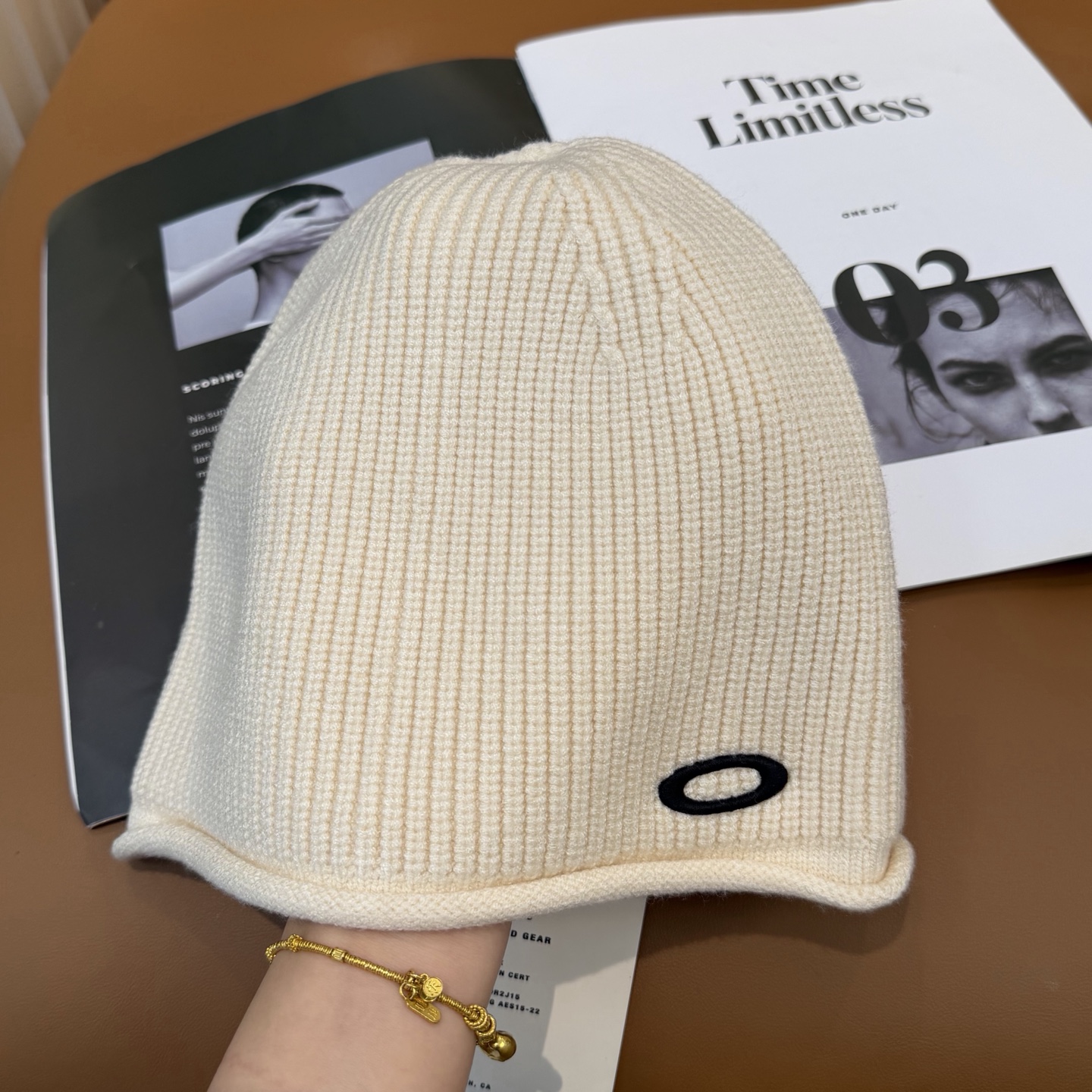 oakIey 欧克利秋冬新款针织帽🧶秋冬必备帽子之一~真的 谁戴谁好看~，超Nice的冬日小配件