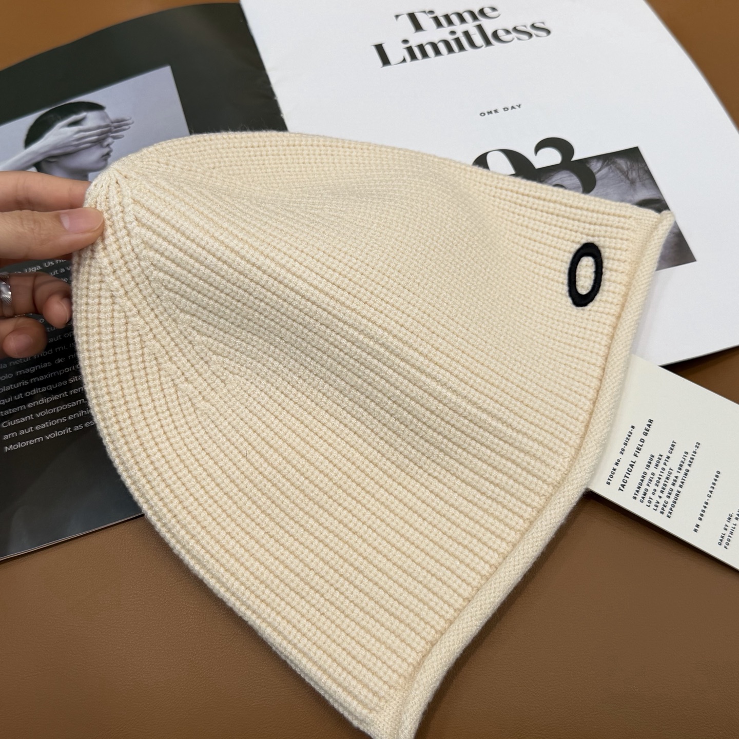 oakIey 欧克利秋冬新款针织帽🧶秋冬必备帽子之一~真的 谁戴谁好看~，超Nice的冬日小配件