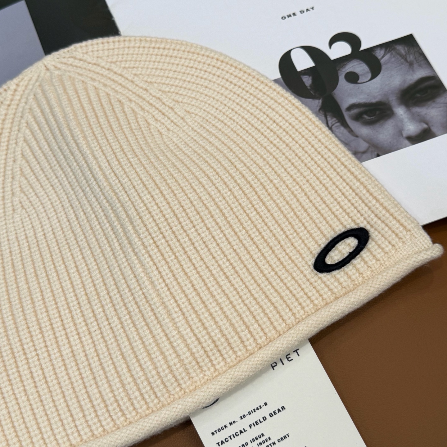 oakIey 欧克利秋冬新款针织帽🧶秋冬必备帽子之一~真的 谁戴谁好看~，超Nice的冬日小配件