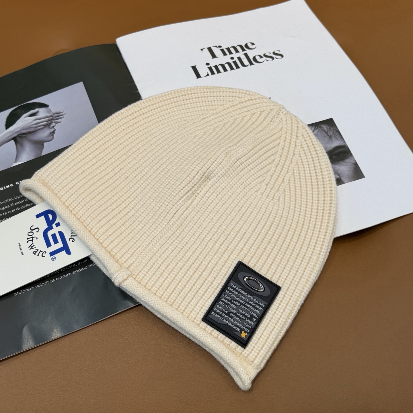 oakIey 欧克利秋冬新款针织帽🧶秋冬必备帽子之一~真的 谁戴谁好看~，超Nice的冬日小配件