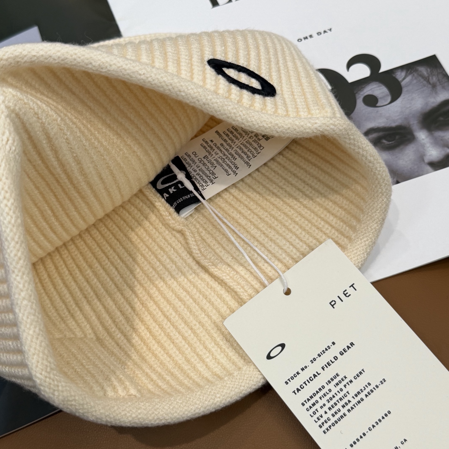 oakIey 欧克利秋冬新款针织帽🧶秋冬必备帽子之一~真的 谁戴谁好看~，超Nice的冬日小配件