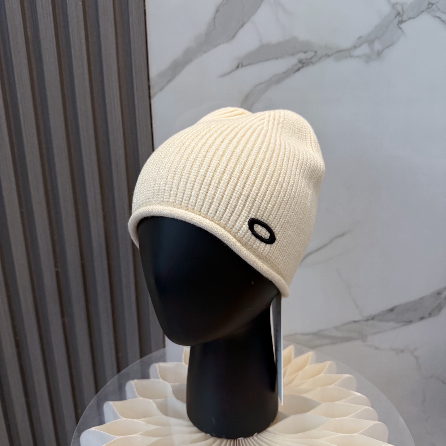 oakIey 欧克利秋冬新款针织帽🧶秋冬必备帽子之一~真的 谁戴谁好看~，超Nice的冬日小配件