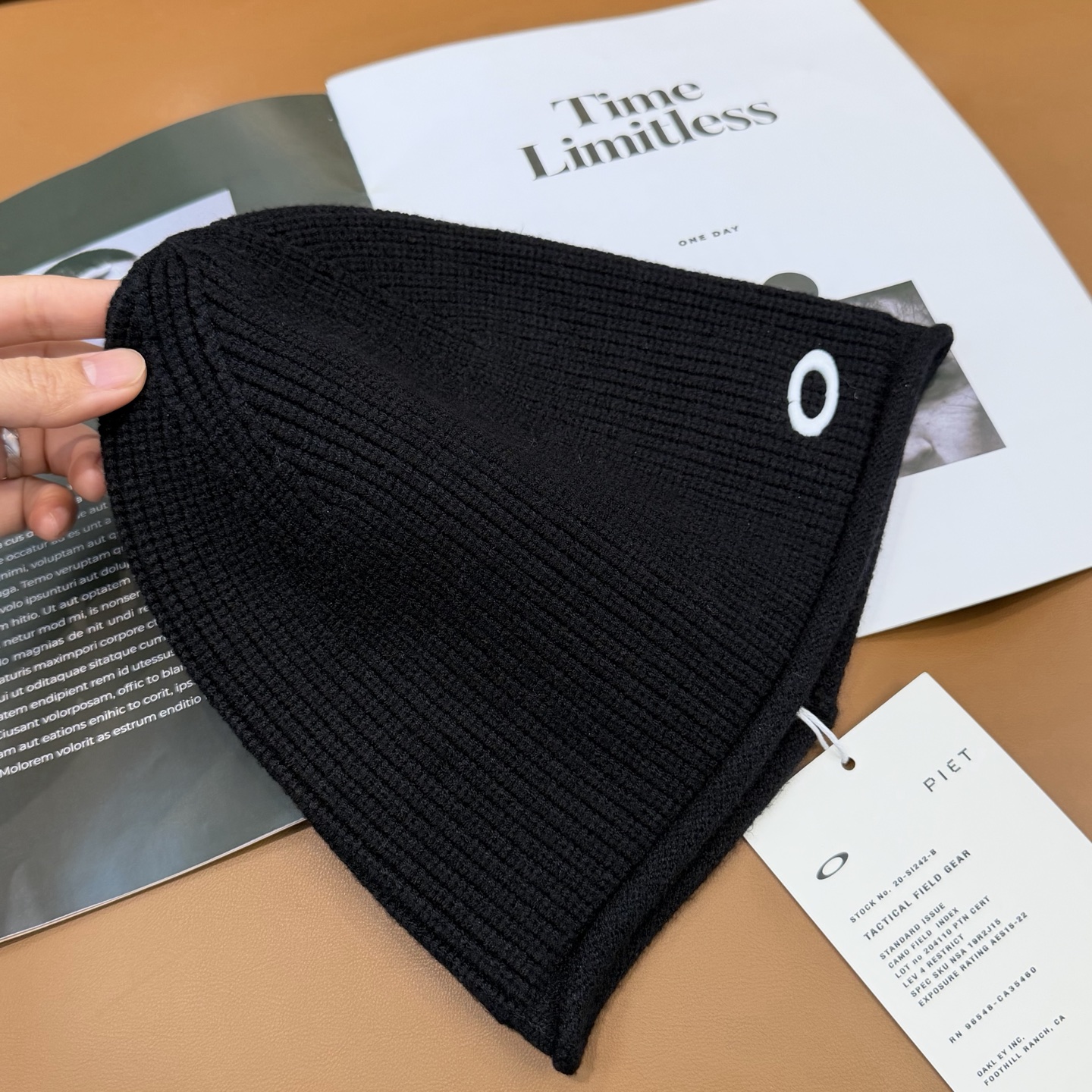 oakIey 欧克利秋冬新款针织帽🧶秋冬必备帽子之一~真的 谁戴谁好看~，超Nice的冬日小配件