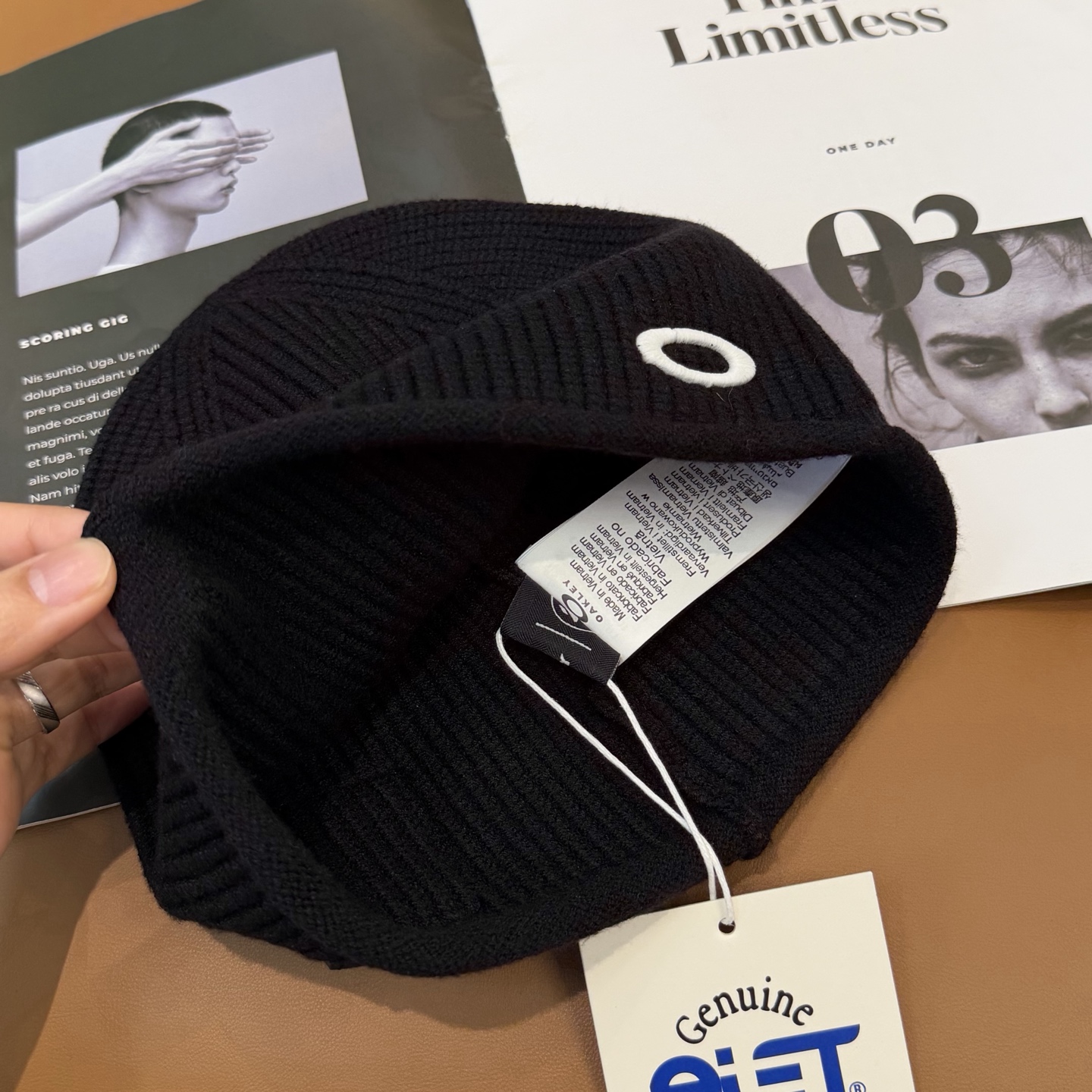 oakIey 欧克利秋冬新款针织帽🧶秋冬必备帽子之一~真的 谁戴谁好看~，超Nice的冬日小配件