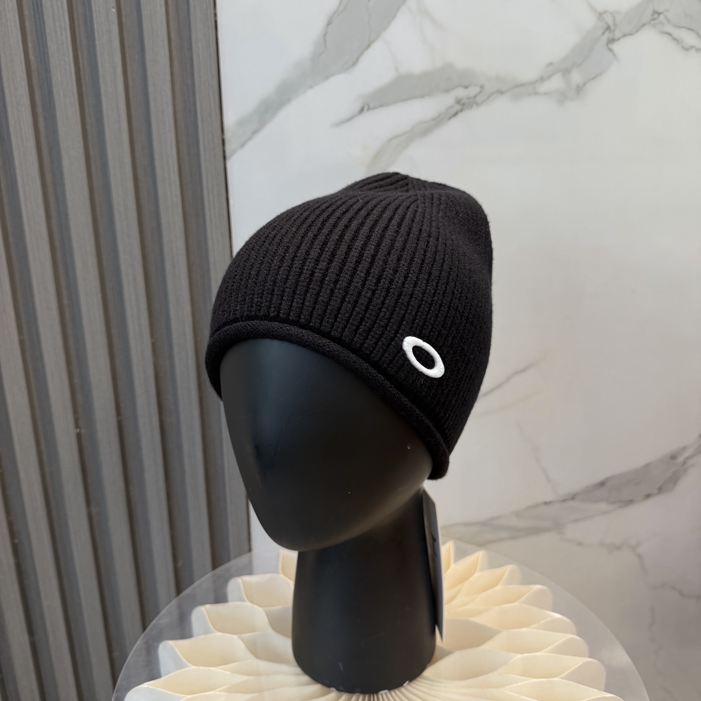 oakIey 欧克利秋冬新款针织帽🧶秋冬必备帽子之一~真的 谁戴谁好看~，超Nice的冬日小配件