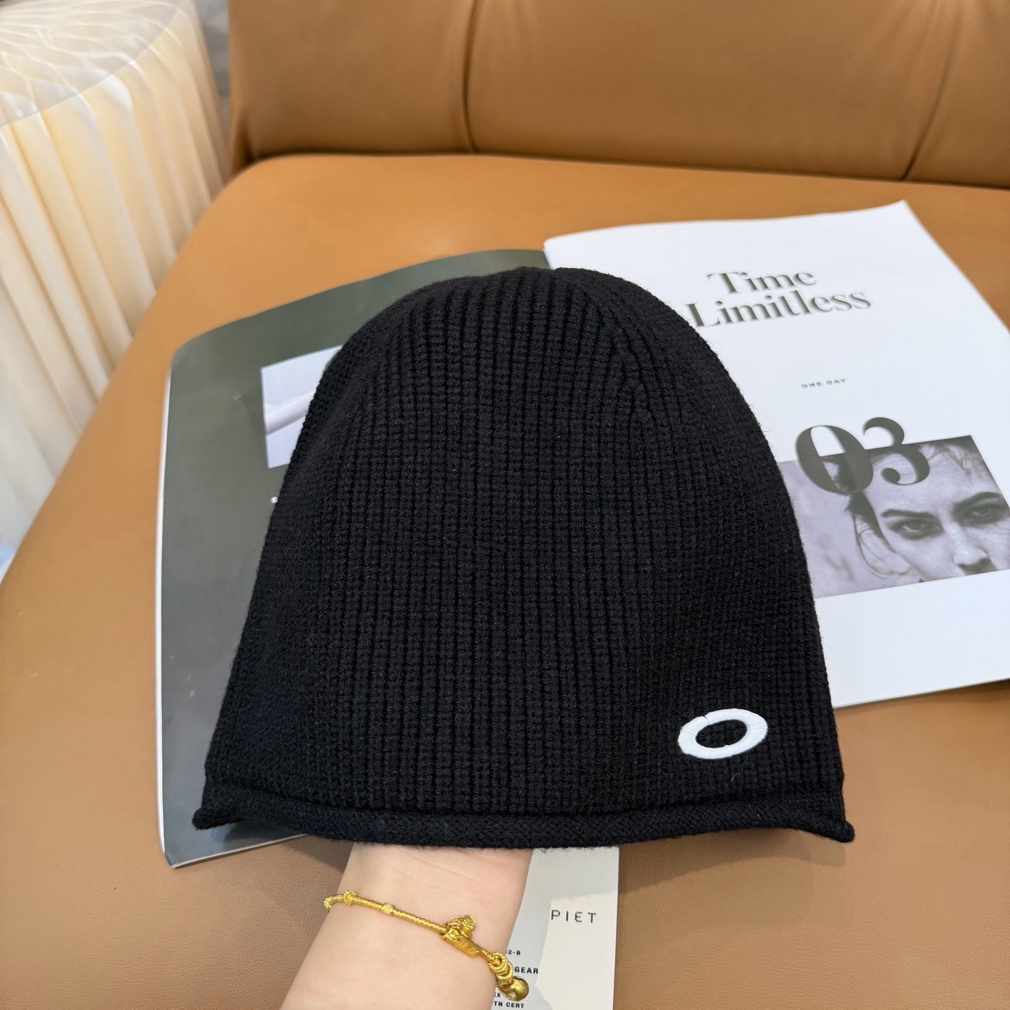 oakIey 欧克利秋冬新款针织帽🧶秋冬必备帽子之一~真的 谁戴谁好看~，超Nice的冬日小配件