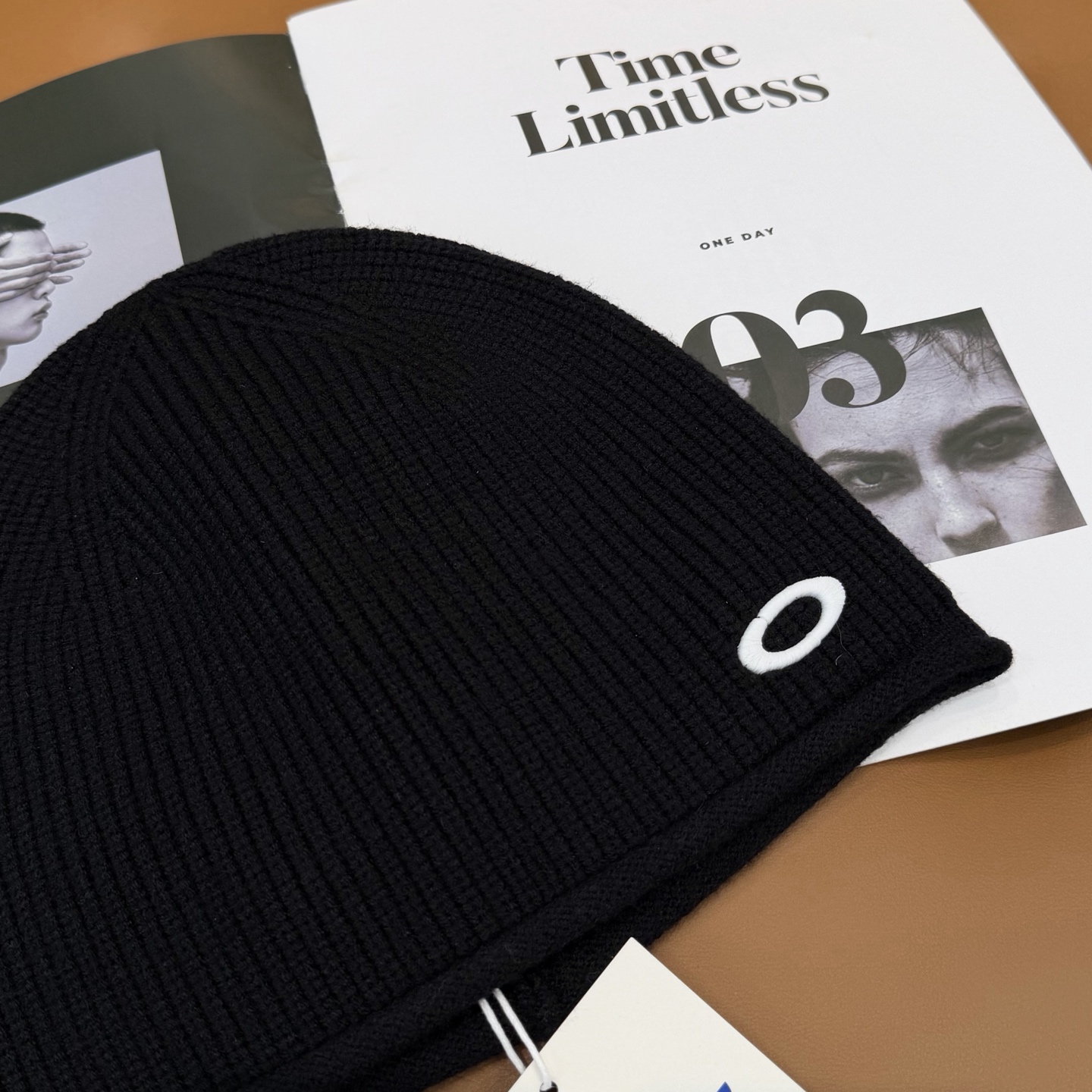 oakIey 欧克利秋冬新款针织帽🧶秋冬必备帽子之一~真的 谁戴谁好看~，超Nice的冬日小配件