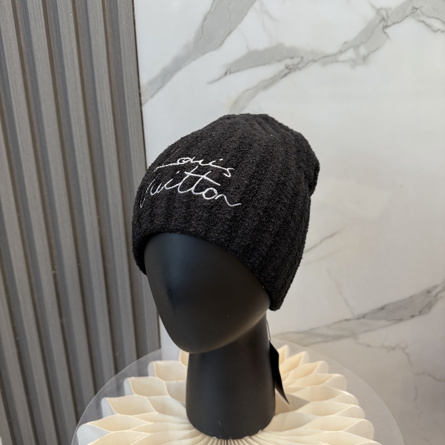 ⚫️Lv刺绣针织帽非常百搭 男女通用 亲们可以看细节，车工整齐 透气舒适，采用进口毛线料！潮人必备！