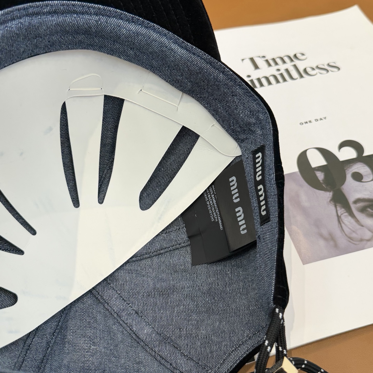 Miu Miu高版本丝绒 棒球帽 抽绳设计 ，真的美到失语🥹 深棕复古高级，卡其温柔治愈，丝绒面料自带光