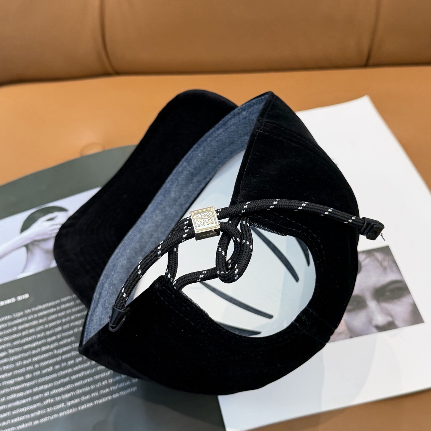 Miu Miu高版本丝绒 棒球帽 抽绳设计 ，真的美到失语🥹 深棕复古高级，卡其温柔治愈，丝绒面料自带光