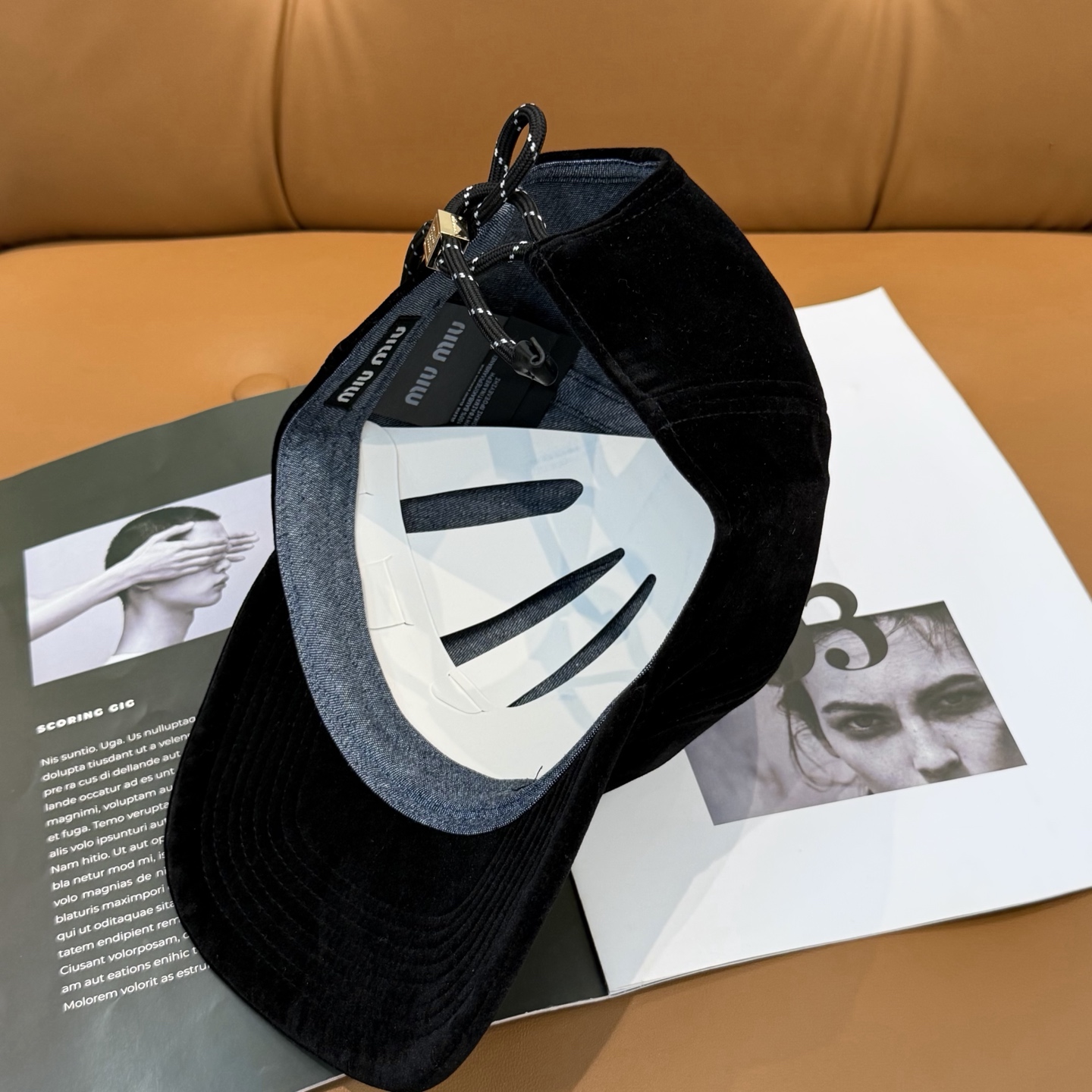 Miu Miu高版本丝绒 棒球帽 抽绳设计 ，真的美到失语🥹 深棕复古高级，卡其温柔治愈，丝绒面料自带光