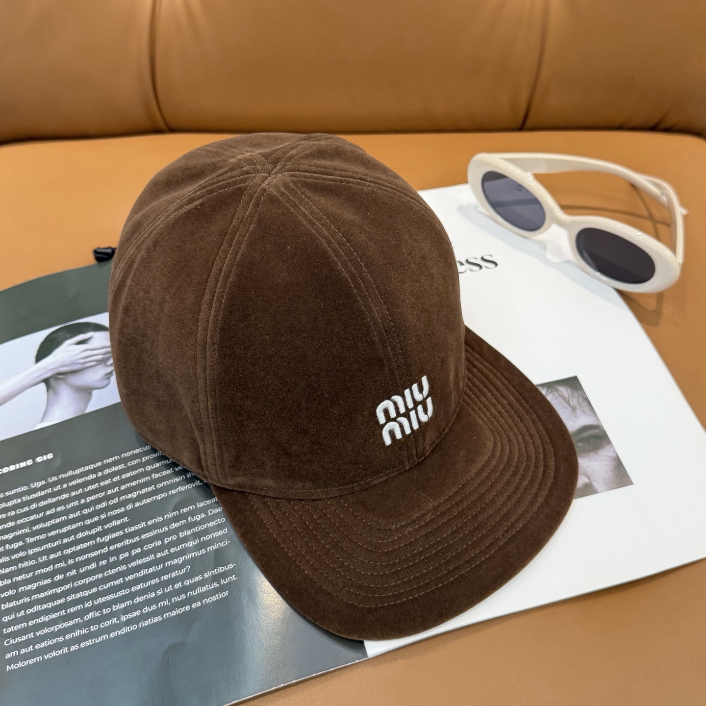Miu Miu高版本丝绒 棒球帽 抽绳设计 ，真的美到失语🥹 深棕复古高级，卡其温柔治愈，丝绒面料自带光
