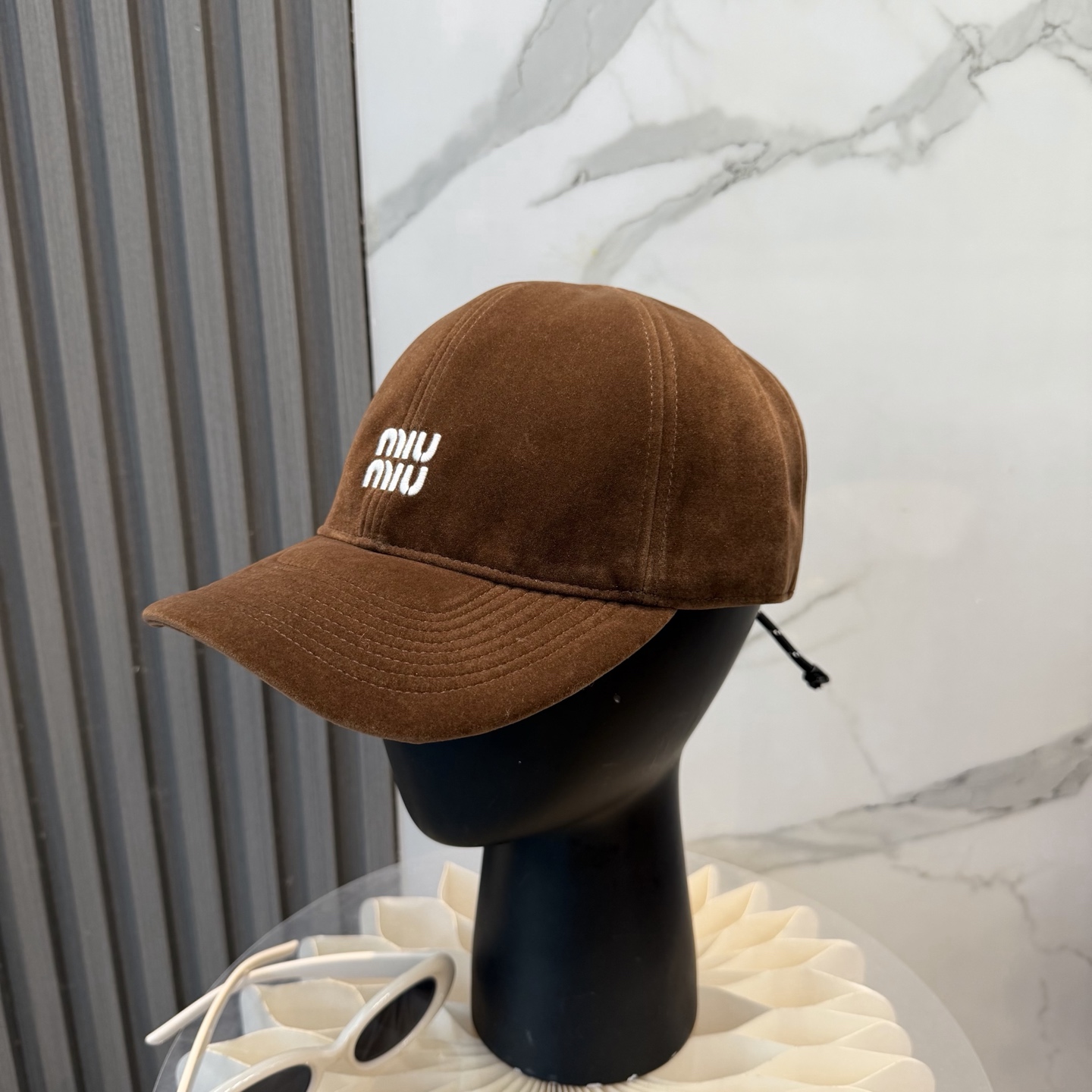 Miu Miu高版本丝绒 棒球帽 抽绳设计 ，真的美到失语🥹 深棕复古高级，卡其温柔治愈，丝绒面料自带光
