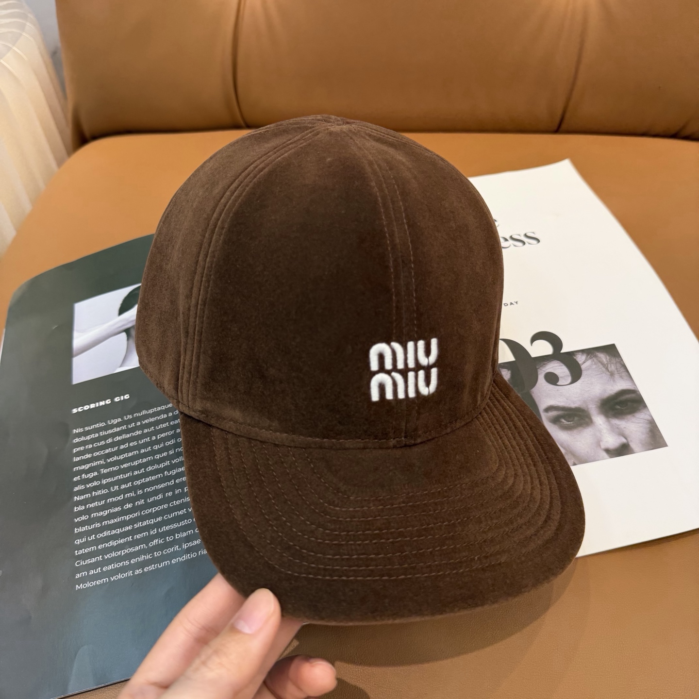 Miu Miu高版本丝绒 棒球帽 抽绳设计 ，真的美到失语🥹 深棕复古高级，卡其温柔治愈，丝绒面料自带光