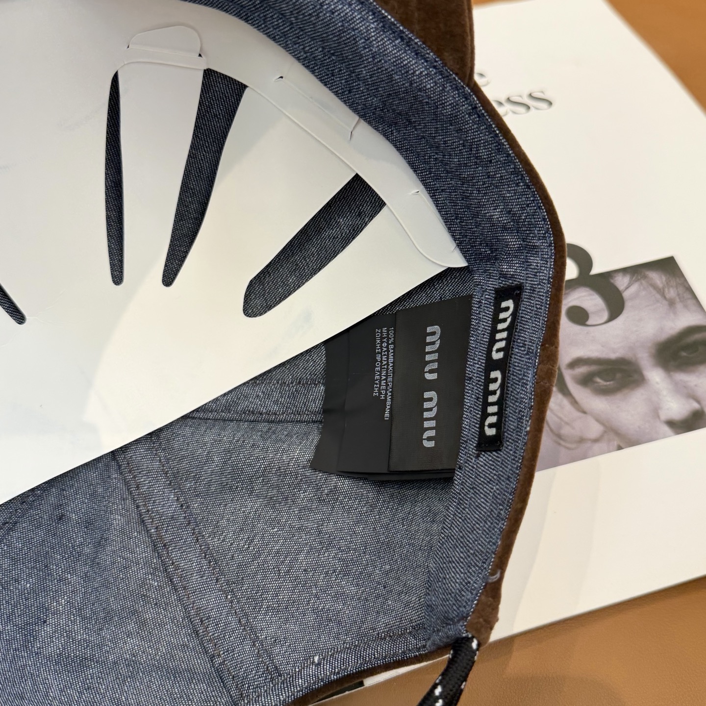 Miu Miu高版本丝绒 棒球帽 抽绳设计 ，真的美到失语🥹 深棕复古高级，卡其温柔治愈，丝绒面料自带光