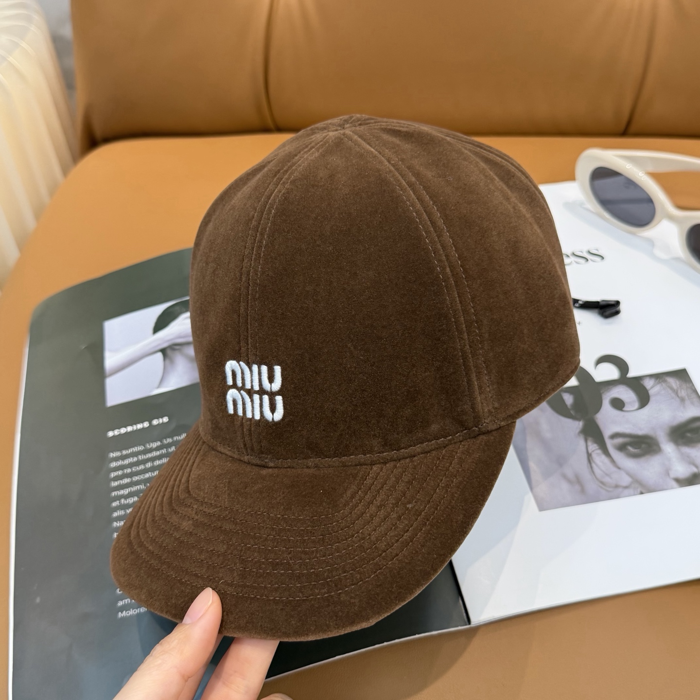 Miu Miu高版本丝绒 棒球帽 抽绳设计 ，真的美到失语🥹 深棕复古高级，卡其温柔治愈，丝绒面料自带光