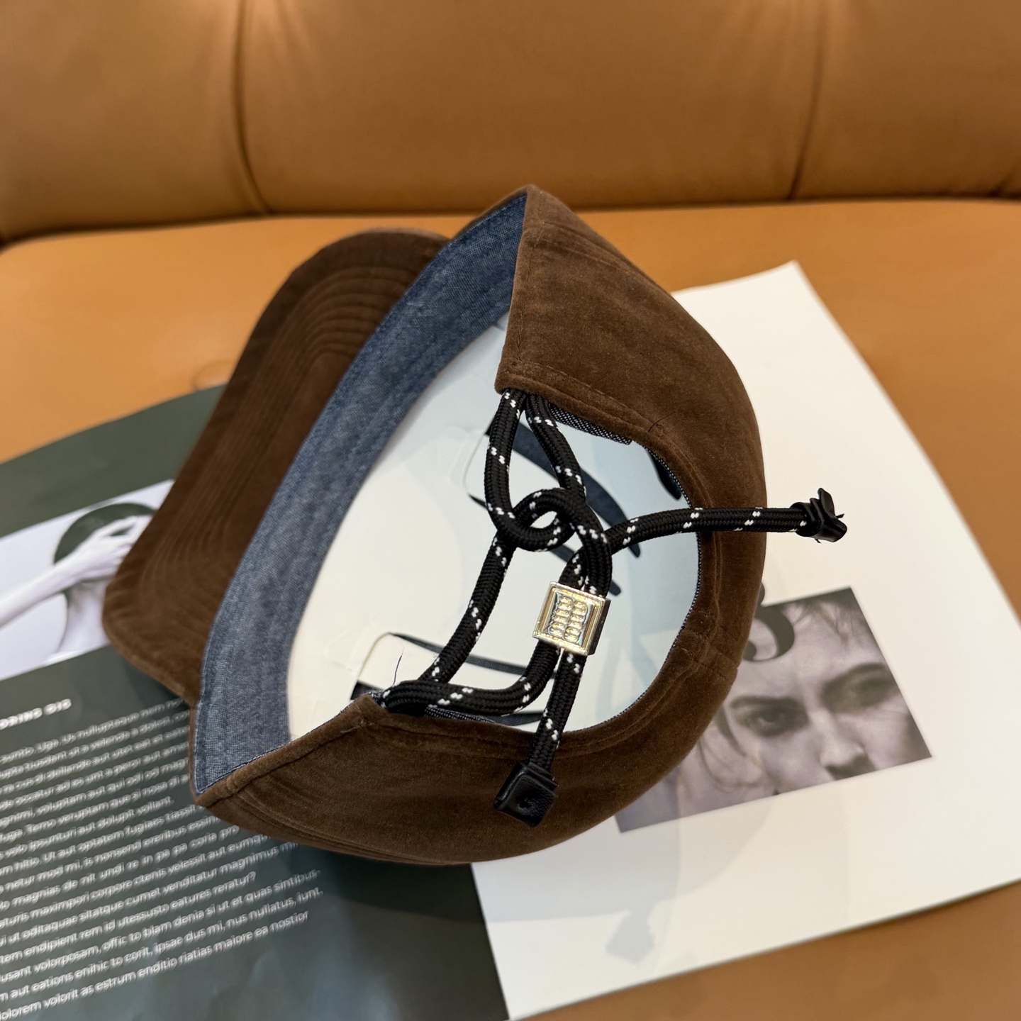 Miu Miu高版本丝绒 棒球帽 抽绳设计 ，真的美到失语🥹 深棕复古高级，卡其温柔治愈，丝绒面料自带光