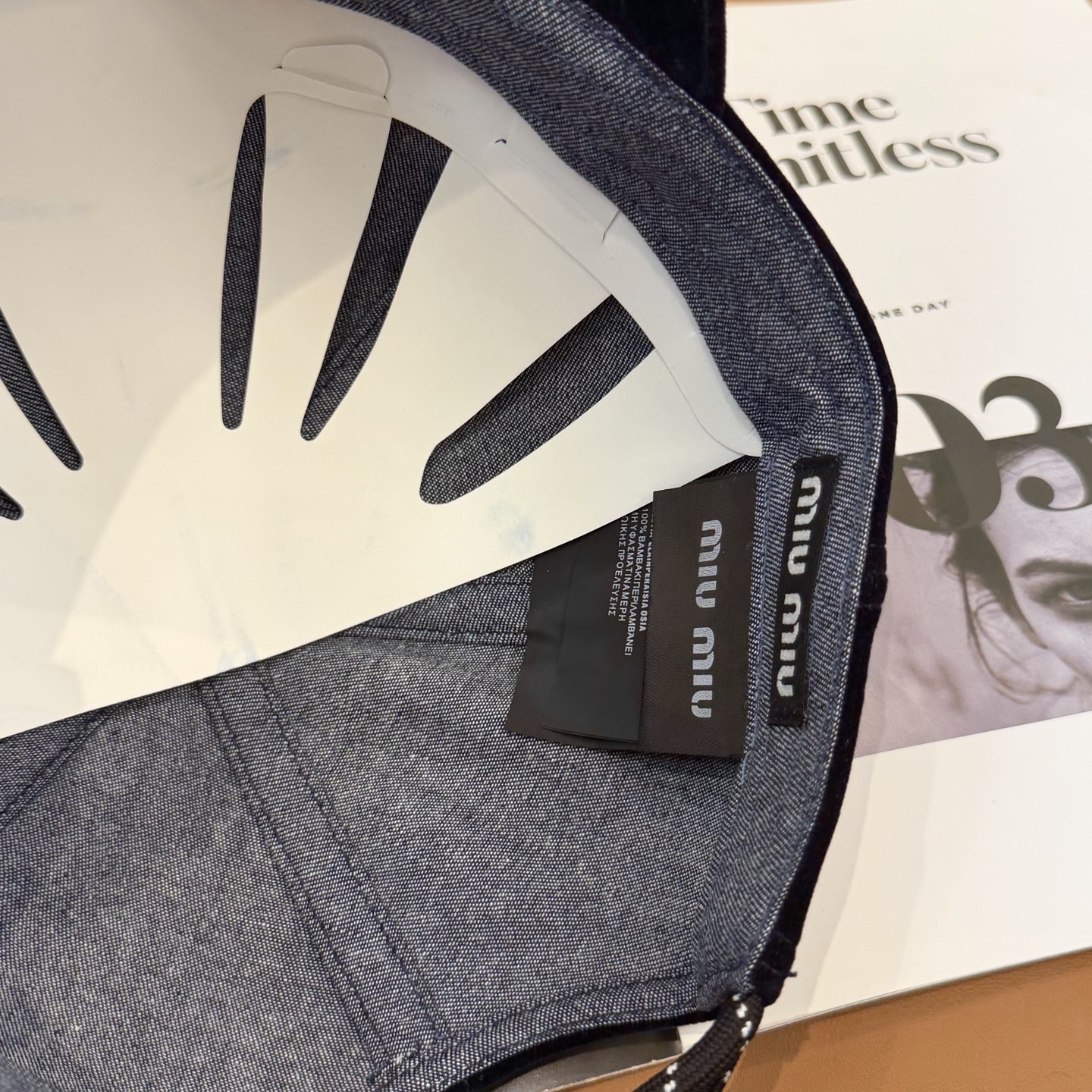 Miu Miu高版本丝绒 棒球帽 抽绳设计 ，真的美到失语🥹 深棕复古高级，卡其温柔治愈，丝绒面料自带光