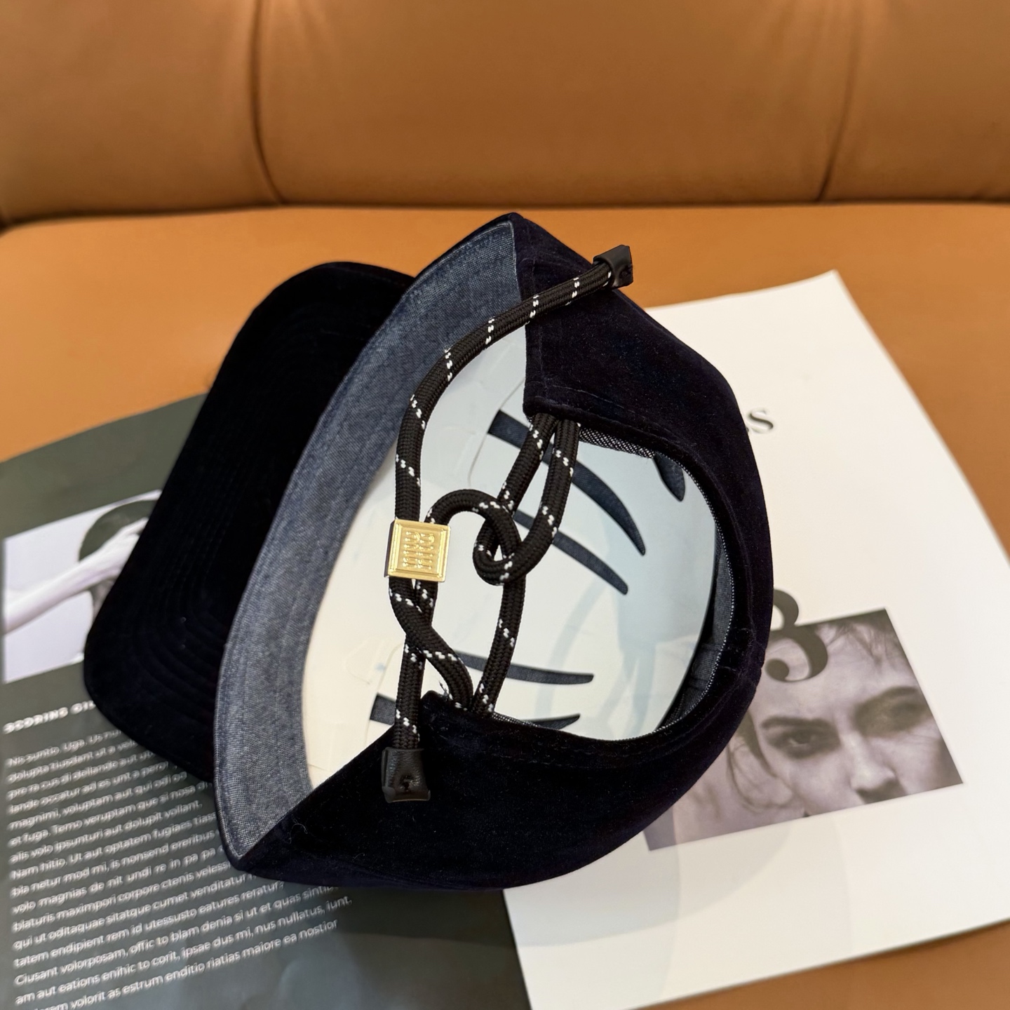 Miu Miu高版本丝绒 棒球帽 抽绳设计 ，真的美到失语🥹 深棕复古高级，卡其温柔治愈，丝绒面料自带光