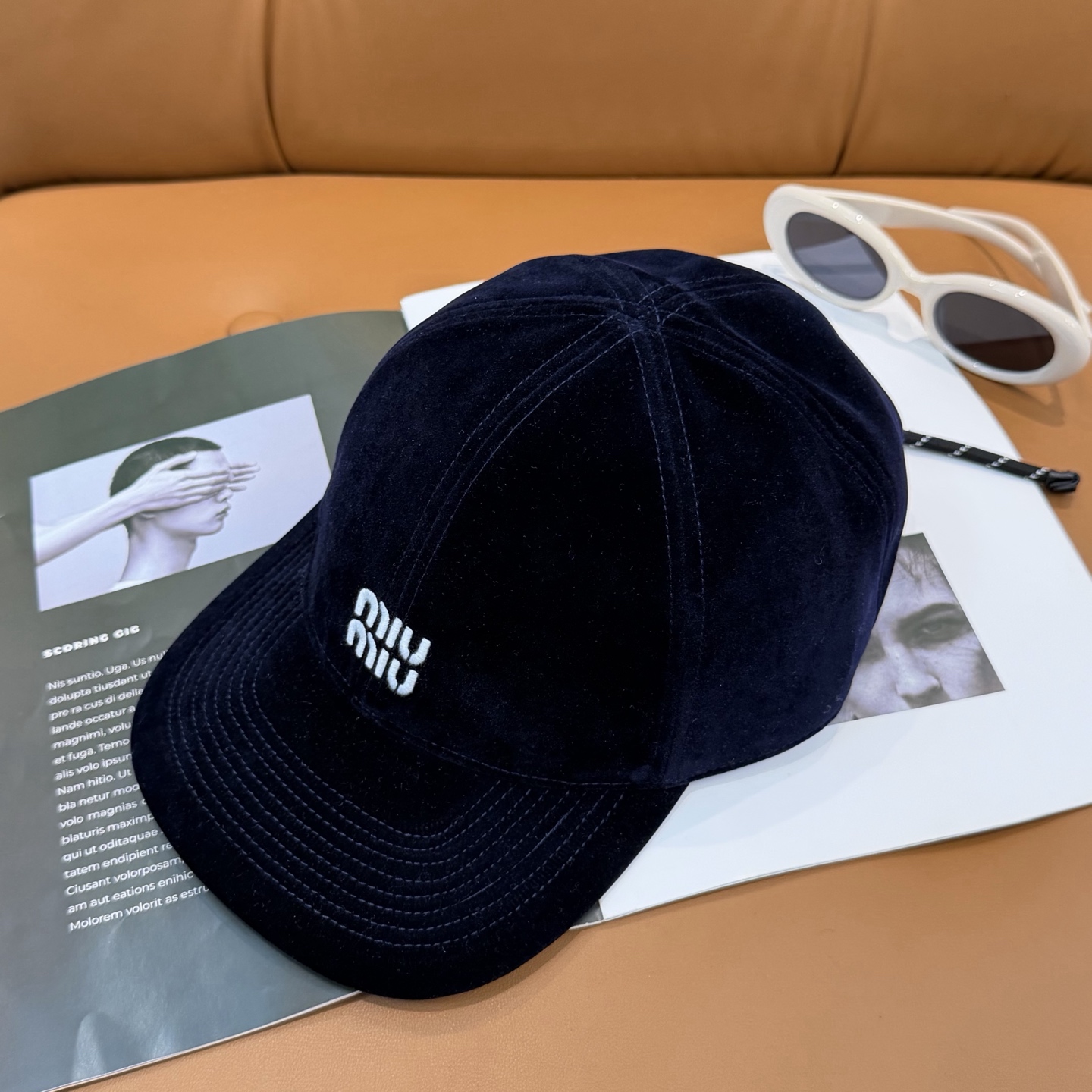 Miu Miu高版本丝绒 棒球帽 抽绳设计 ，真的美到失语🥹 深棕复古高级，卡其温柔治愈，丝绒面料自带光