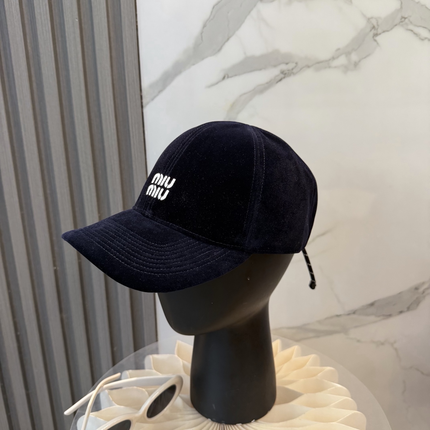 Miu Miu高版本丝绒 棒球帽 抽绳设计 ，真的美到失语🥹 深棕复古高级，卡其温柔治愈，丝绒面料自带光