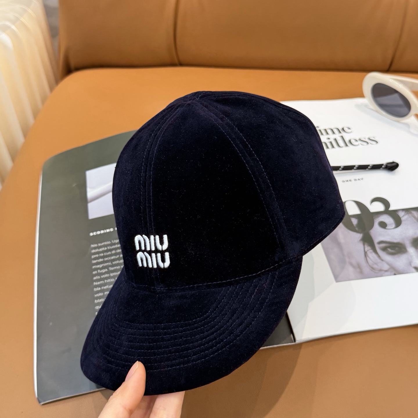 Miu Miu高版本丝绒 棒球帽 抽绳设计 ，真的美到失语🥹 深棕复古高级，卡其温柔治愈，丝绒面料自带光