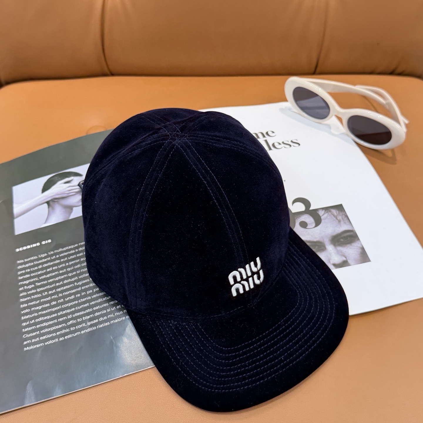 Miu Miu高版本丝绒 棒球帽 抽绳设计 ，真的美到失语🥹 深棕复古高级，卡其温柔治愈，丝绒面料自带光