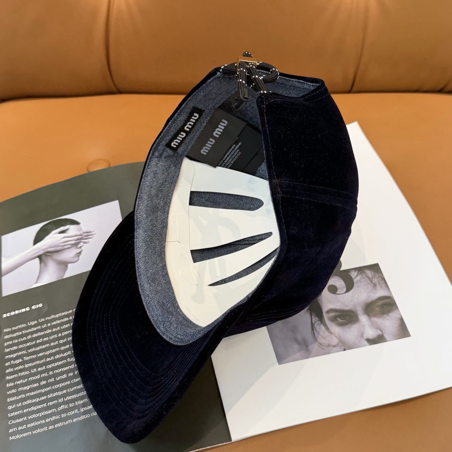 Miu Miu高版本丝绒 棒球帽 抽绳设计 ，真的美到失语🥹 深棕复古高级，卡其温柔治愈，丝绒面料自带光