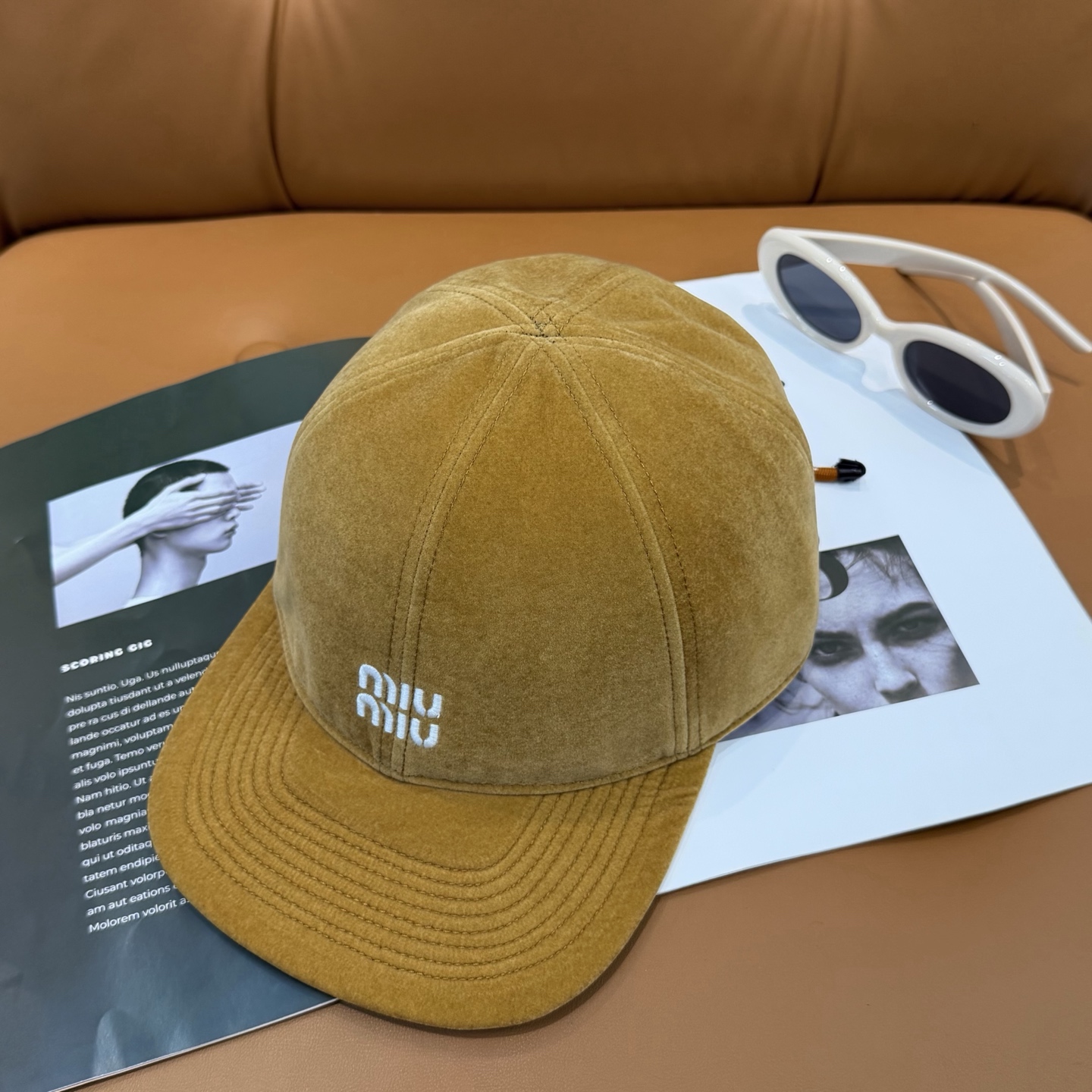 Miu Miu高版本丝绒 棒球帽 抽绳设计 ，真的美到失语🥹 深棕复古高级，卡其温柔治愈，丝绒面料自带光