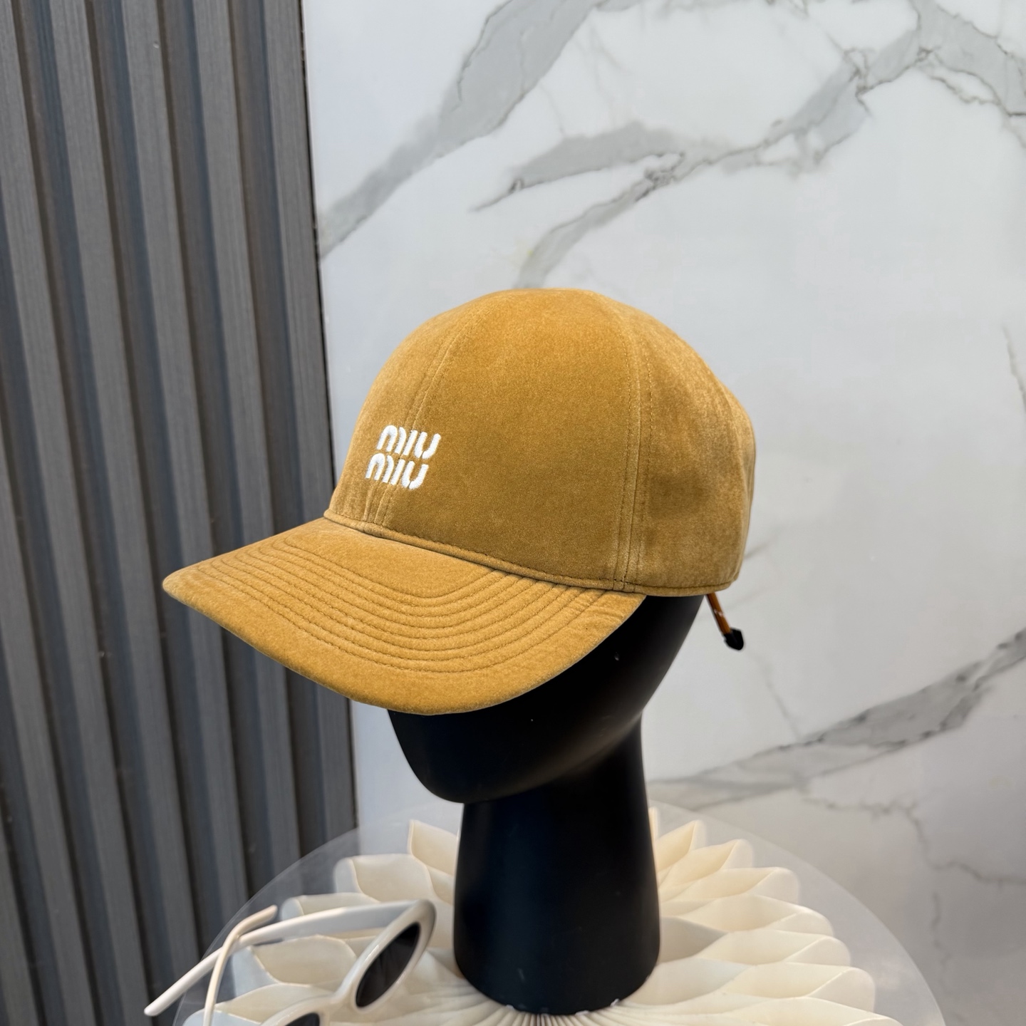 Miu Miu高版本丝绒 棒球帽 抽绳设计 ，真的美到失语🥹 深棕复古高级，卡其温柔治愈，丝绒面料自带光