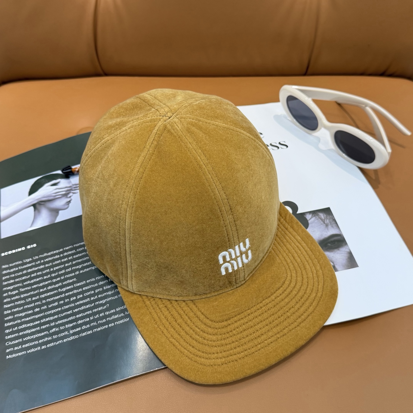 Miu Miu高版本丝绒 棒球帽 抽绳设计 ，真的美到失语🥹 深棕复古高级，卡其温柔治愈，丝绒面料自带光