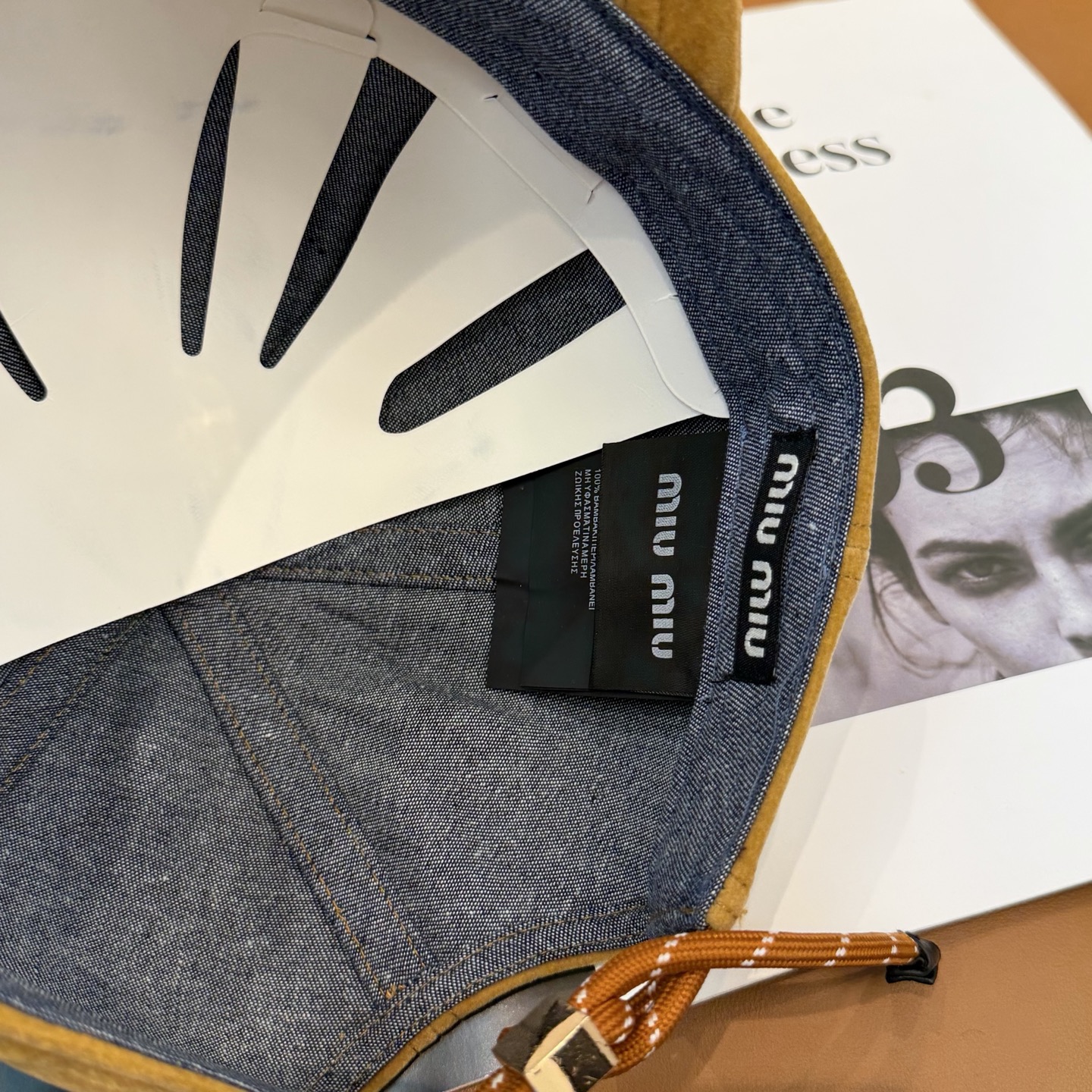 Miu Miu高版本丝绒 棒球帽 抽绳设计 ，真的美到失语🥹 深棕复古高级，卡其温柔治愈，丝绒面料自带光