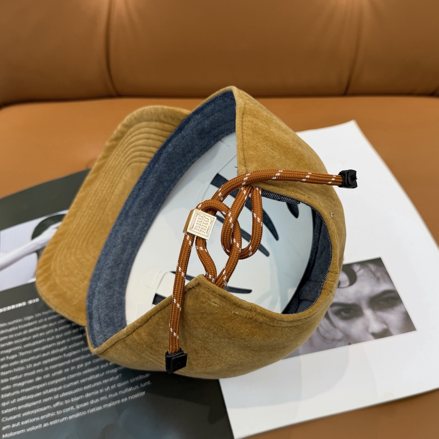 Miu Miu高版本丝绒 棒球帽 抽绳设计 ，真的美到失语🥹 深棕复古高级，卡其温柔治愈，丝绒面料自带光