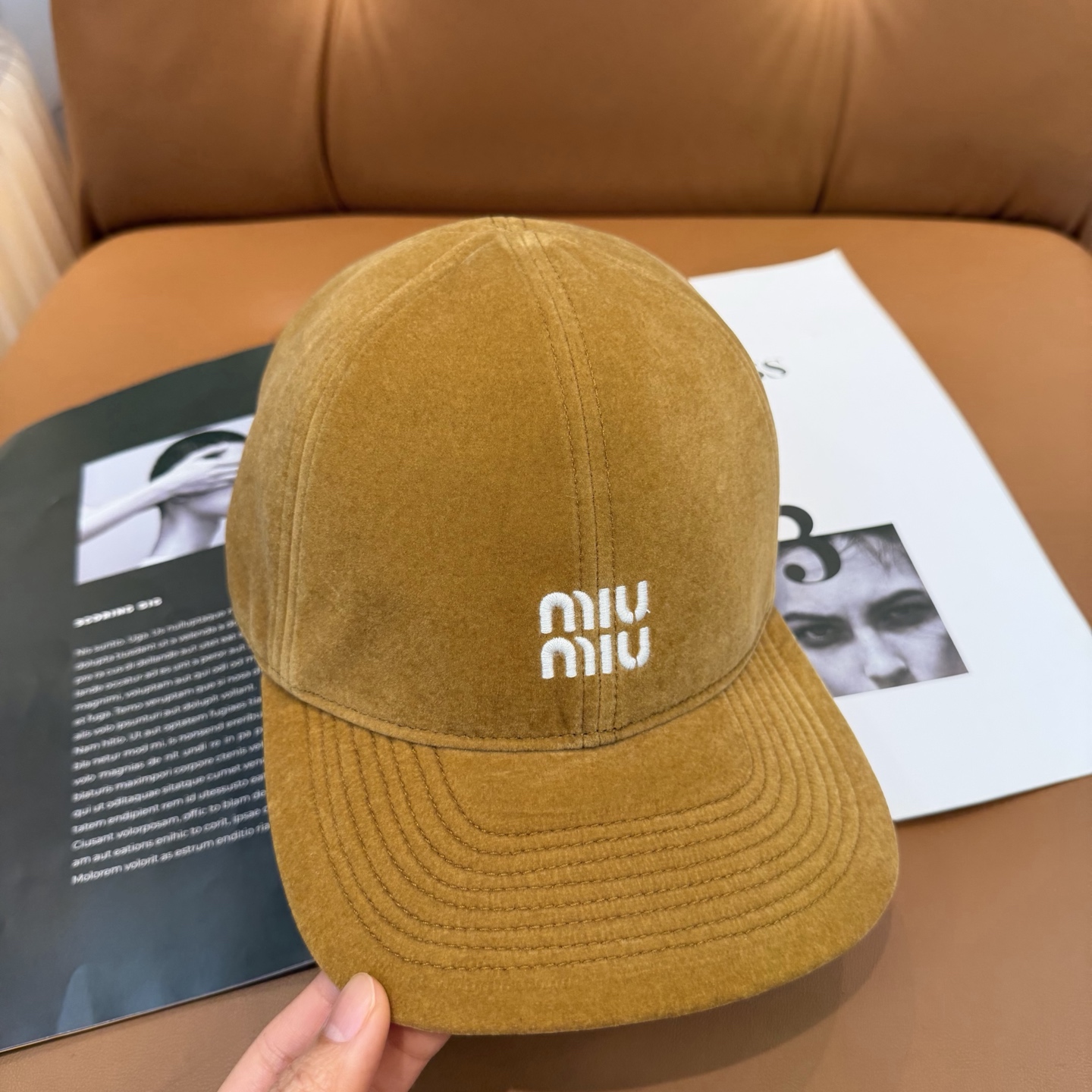 Miu Miu高版本丝绒 棒球帽 抽绳设计 ，真的美到失语🥹 深棕复古高级，卡其温柔治愈，丝绒面料自带光